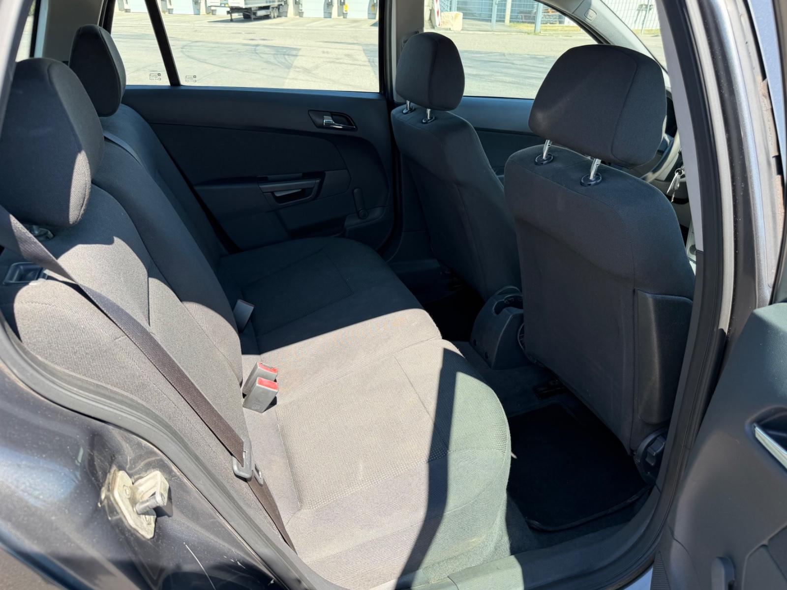 Opel Astra 2009 — photo 16