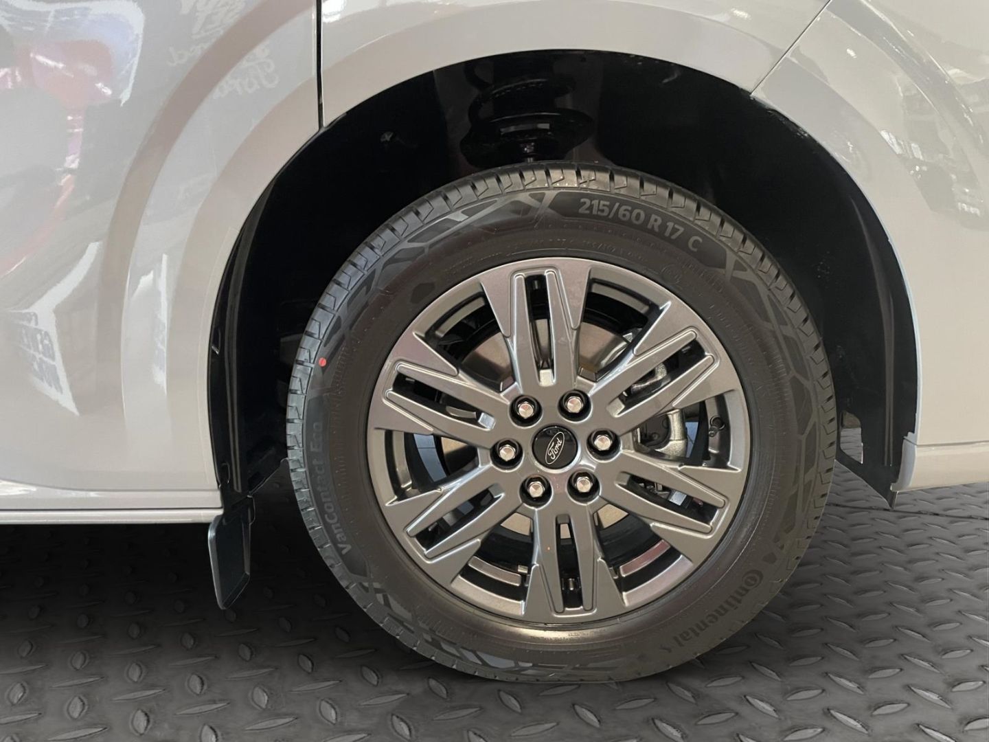 Fahrzeugabbildung Ford Tourneo Custom Bus 320 L1 Titanium FWD Titanium