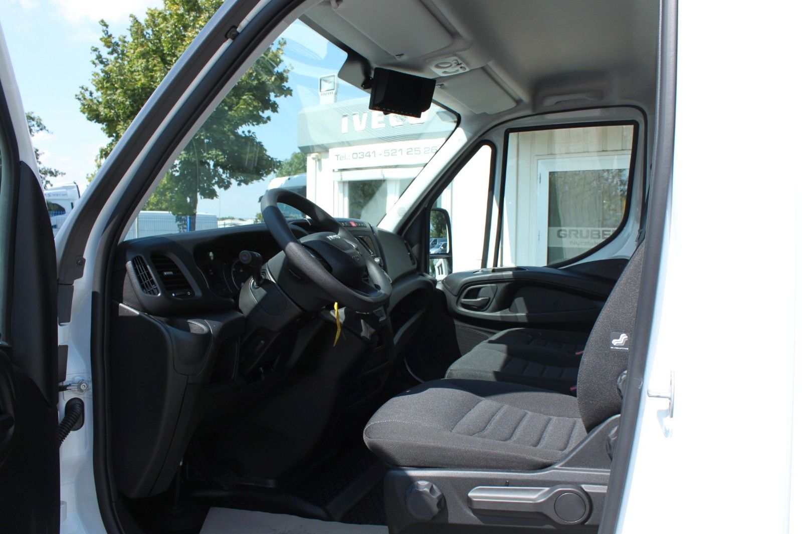 Fahrzeugabbildung Iveco Daily 35S14HEA8 Koffer Ladebordwand