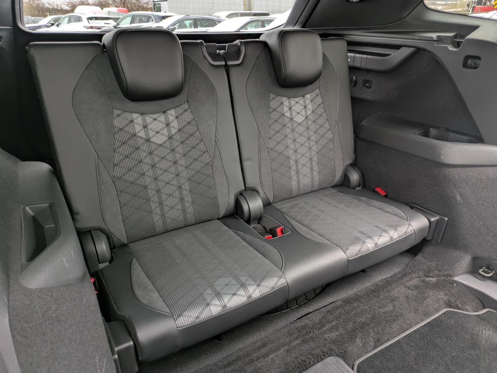 Fahrzeugabbildung Volkswagen Tayron 2.0 TDI 4M R-Line BLACK*7Si*MATRIX*PANO