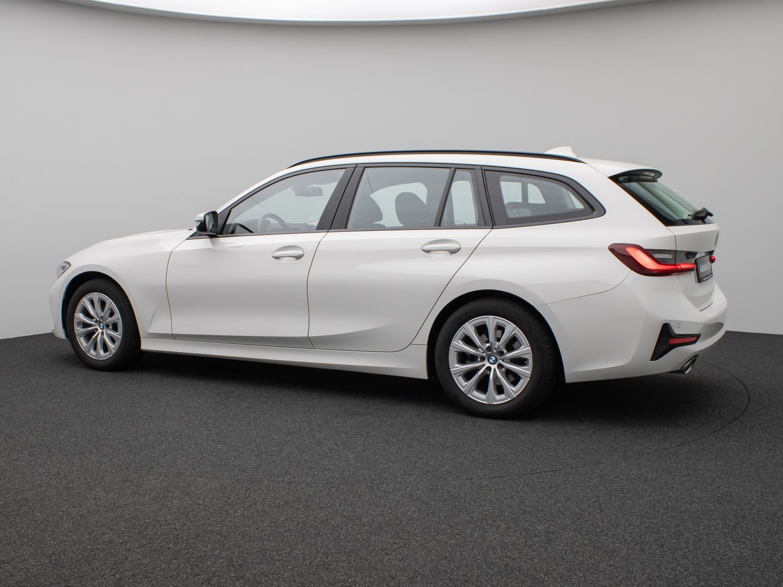 Fahrzeugabbildung BMW 320d Panorama DAB HiFi Stop&Go Alarm AHK PDC