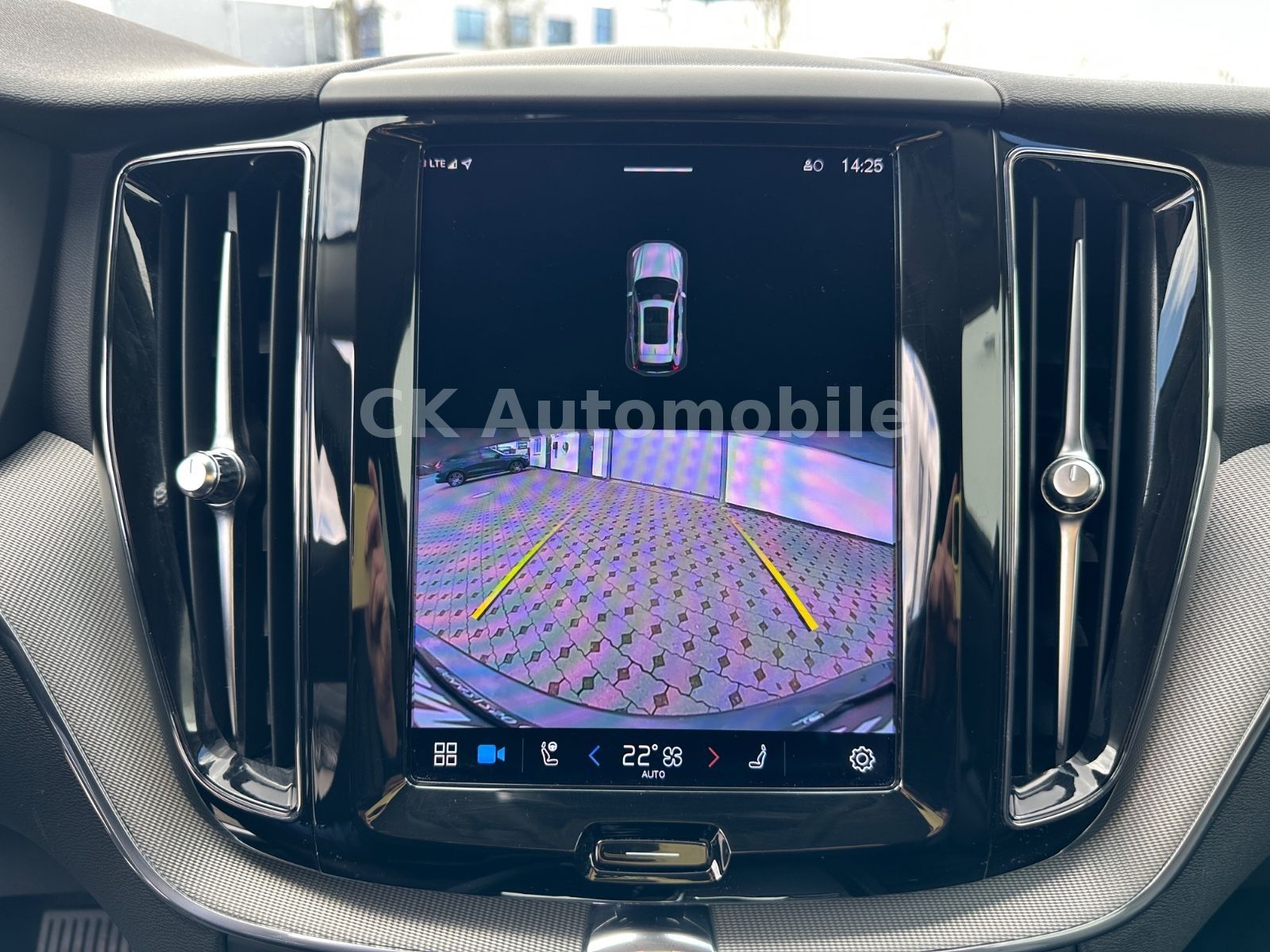 Fahrzeugabbildung Volvo XC60 B4 Plus Bright 2WD/Navi/Leder/Kam/LED/AHK