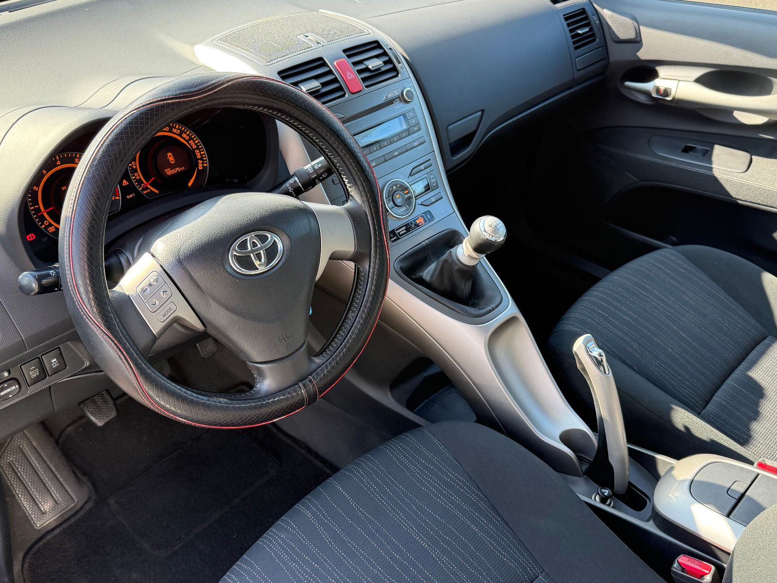 Fahrzeugabbildung Toyota Auris Life Klimaautomatik 2-Hand