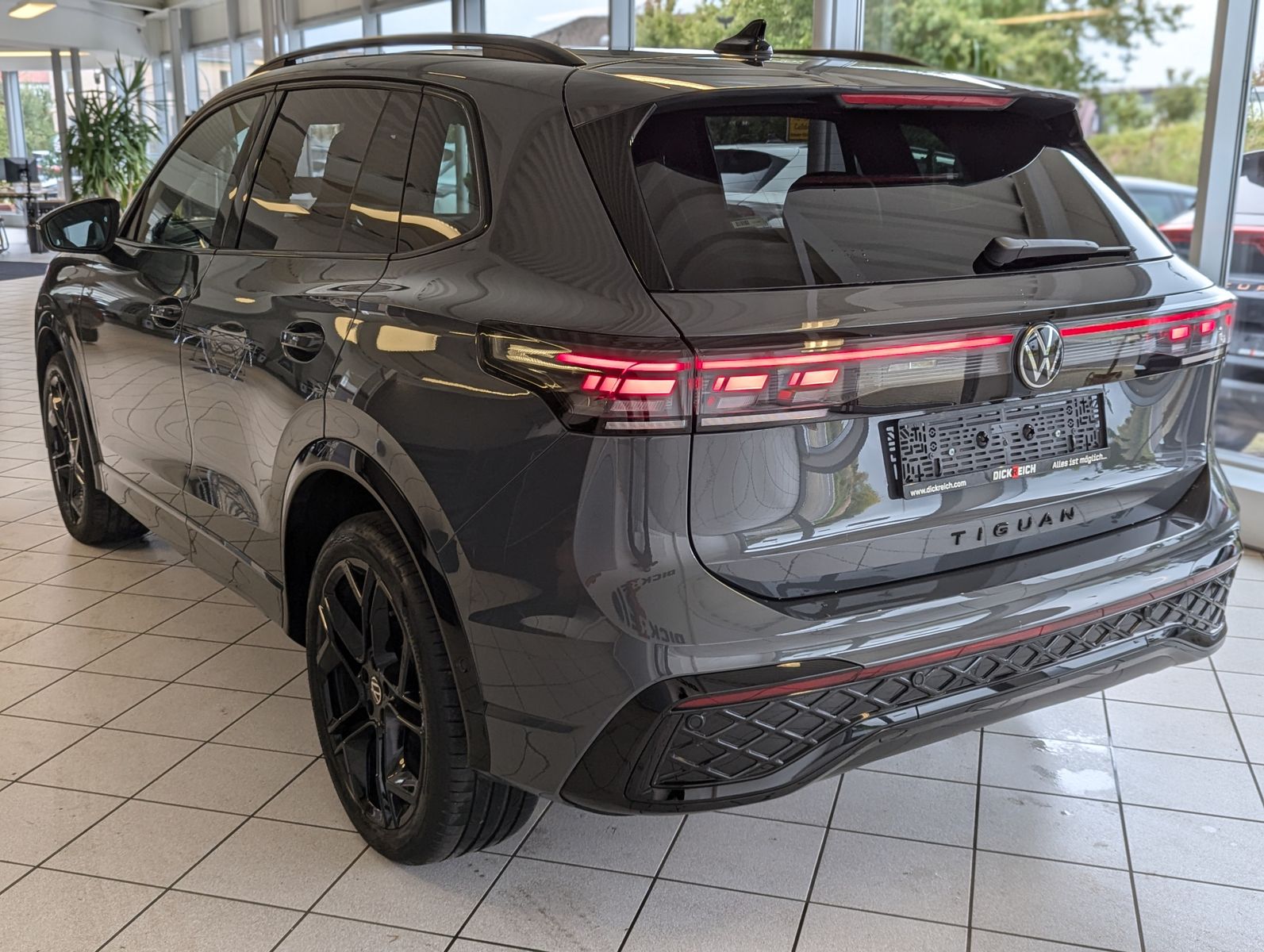 VW Tiguan 2.0TDI R-Line 4M Pano Black AHK Matrix 20 - Image 5