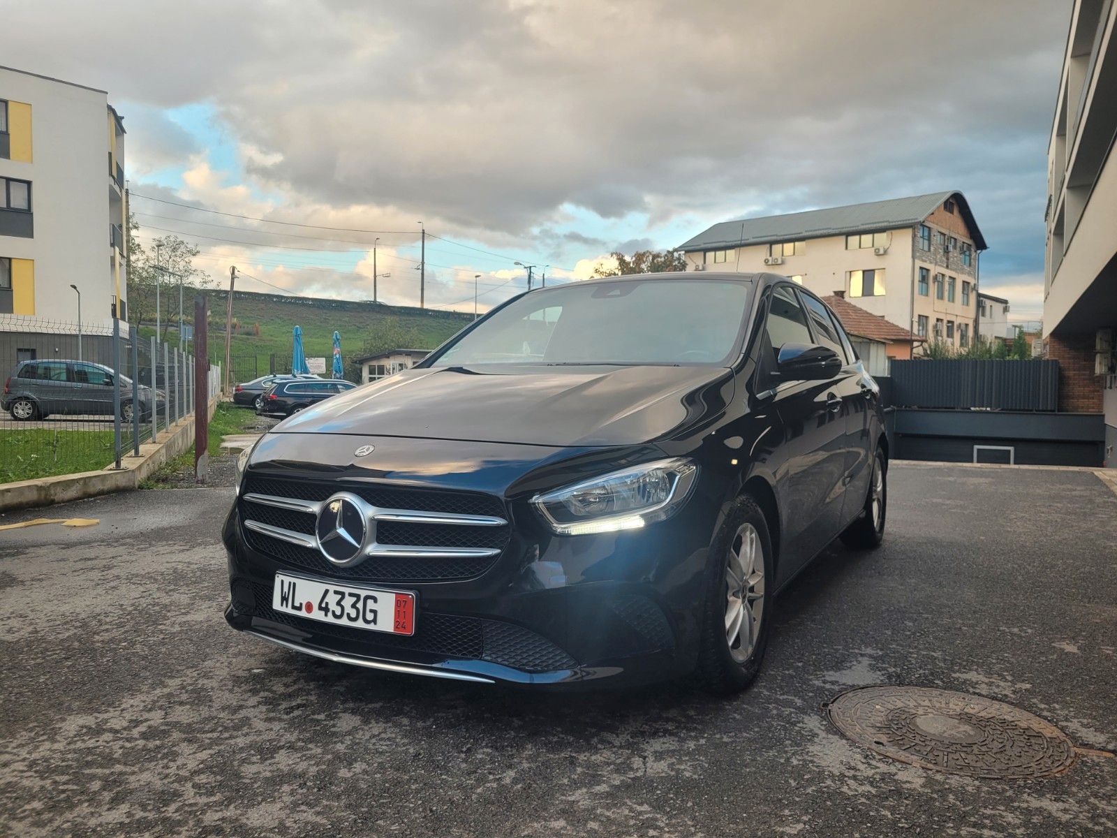 MERCEDES-BENZ B 180