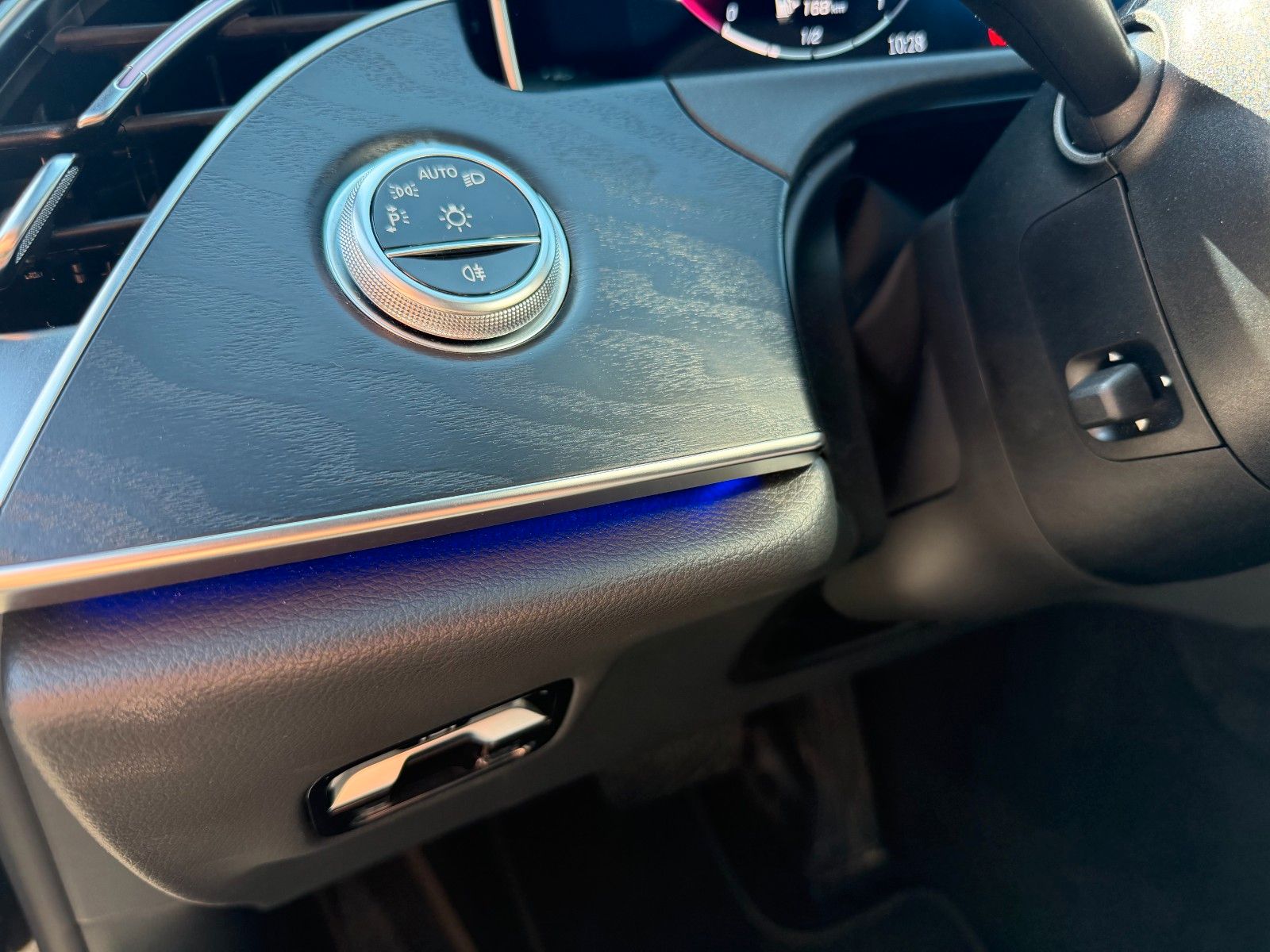 Fahrzeugabbildung Mercedes-Benz E 450d 4M T Avantgarde+Pano+AHK+Distr+Memory