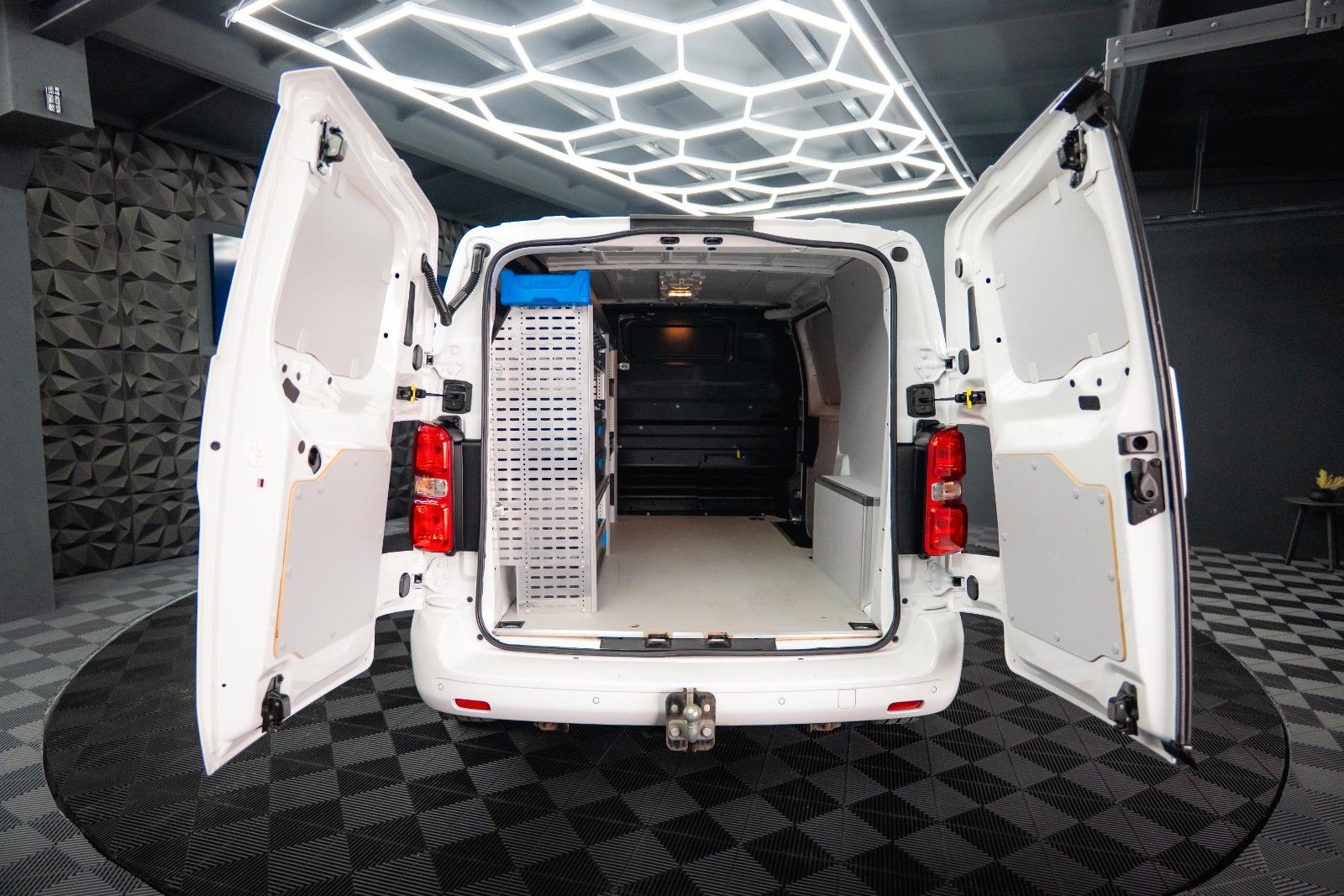 Fahrzeugabbildung Citroën Jumpy Kasten Club M Automatik *Regalsystem*360°*