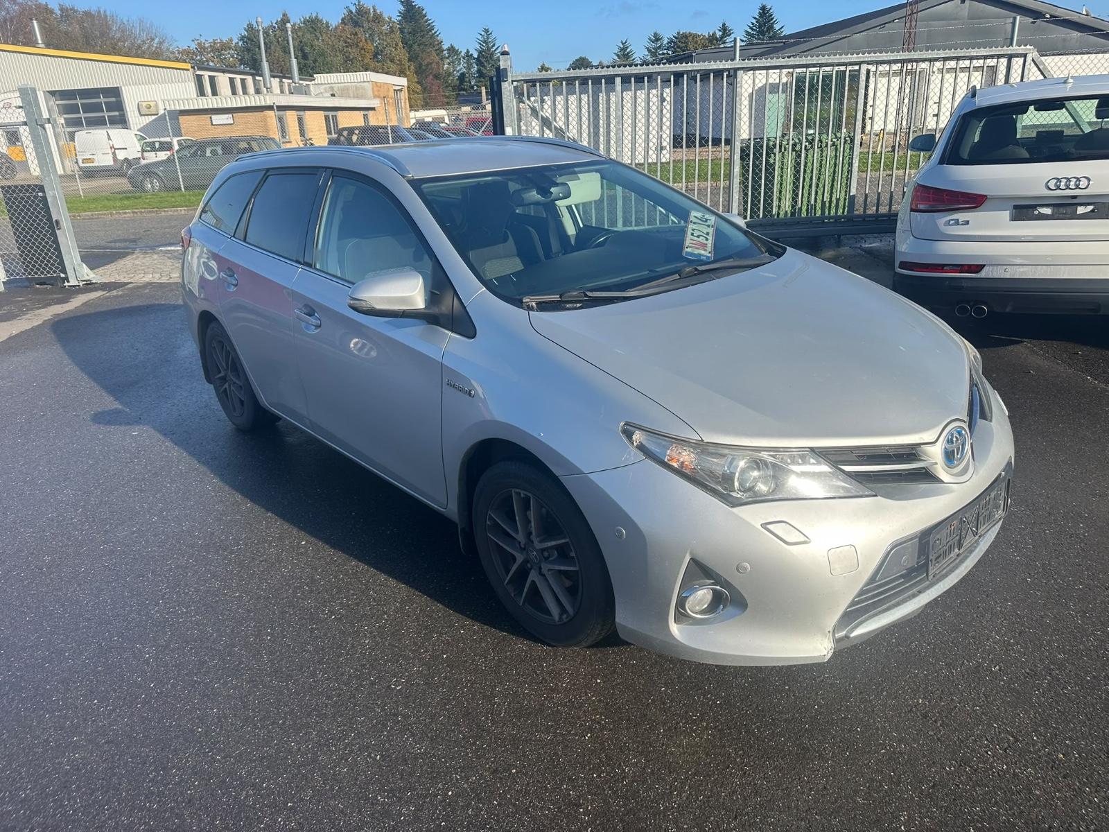 Toyota Auris 2014 — interior