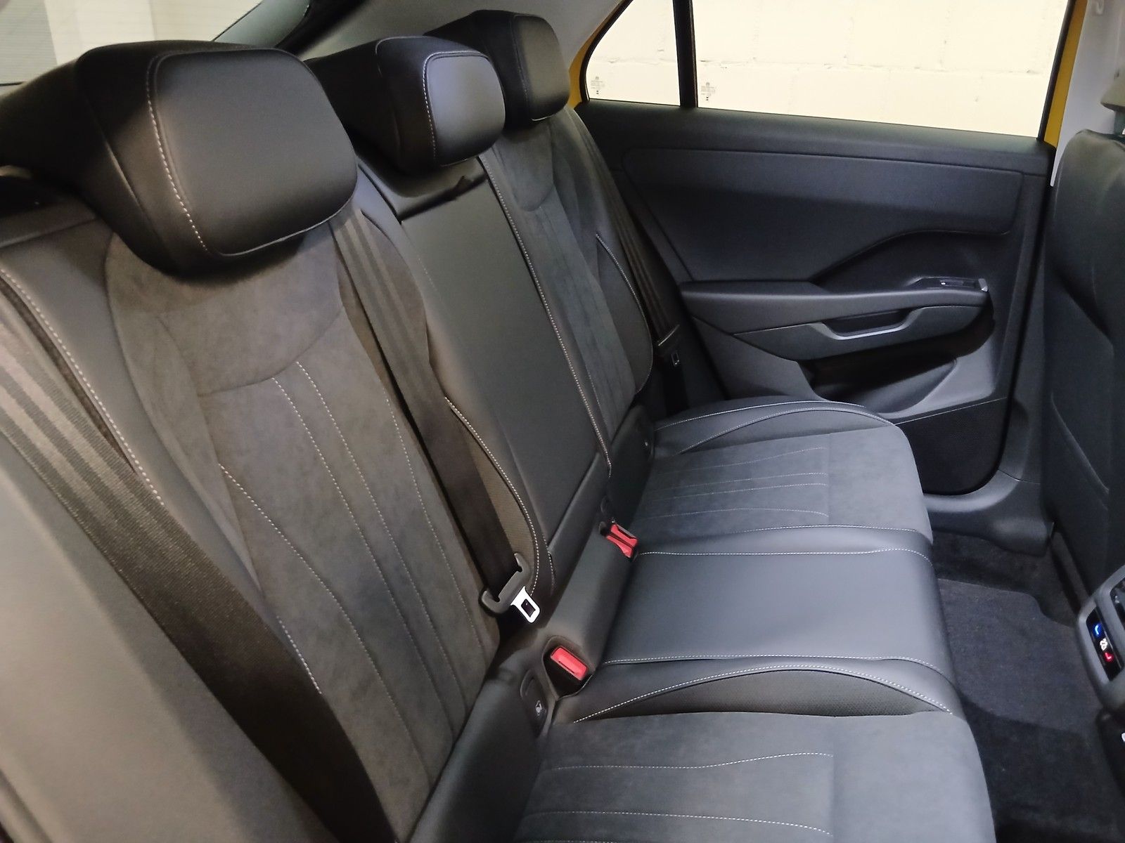 Fahrzeugabbildung Volkswagen T-Roc Style 1.5 eTSI DSG +AHK+Keyless +Easy-Open