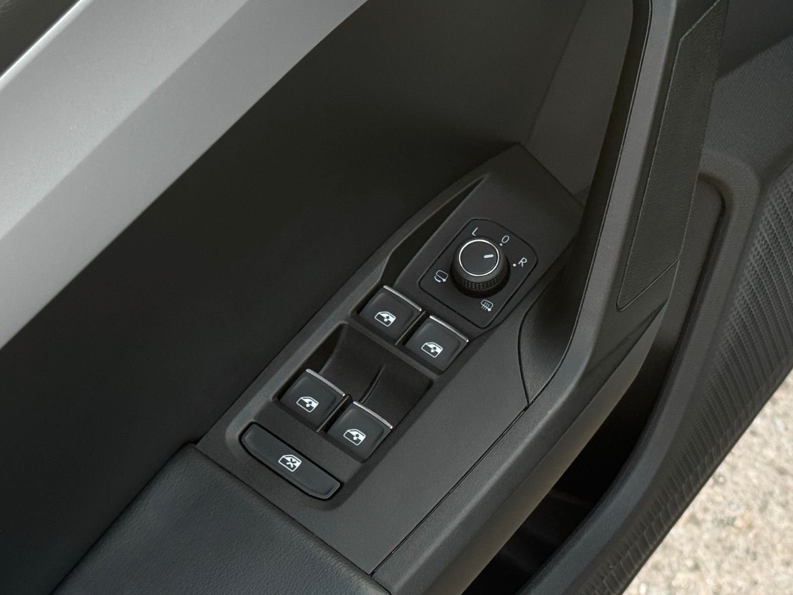 Fahrzeugabbildung SEAT Leon 1.5 TSI FR ACC LED VC SHZ LHZ Kam Ambiente