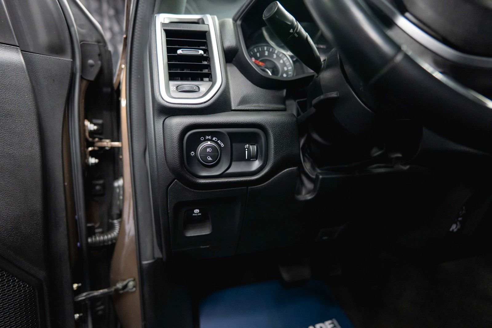 Fahrzeugabbildung Dodge RAM 5.7 V8 HEMI 4x4 OFFROAD Night Limited 19%