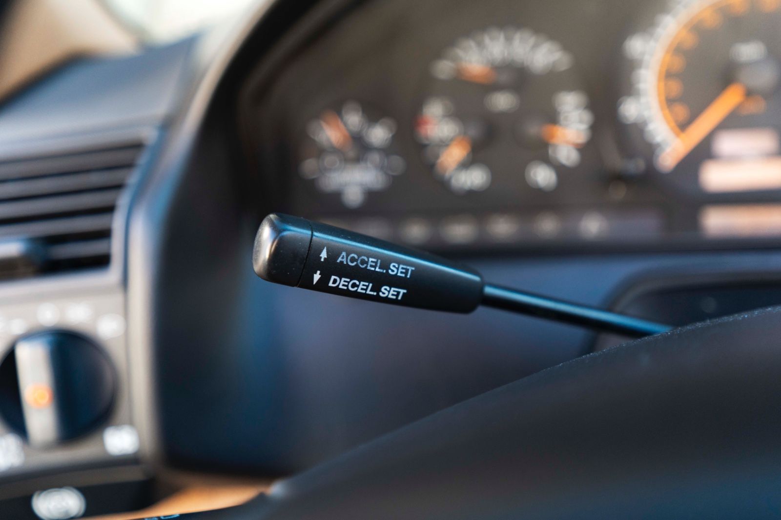 Fahrzeugabbildung Mercedes-Benz SL 500 TEMPOMAT ELEK.SITZE LEDER
