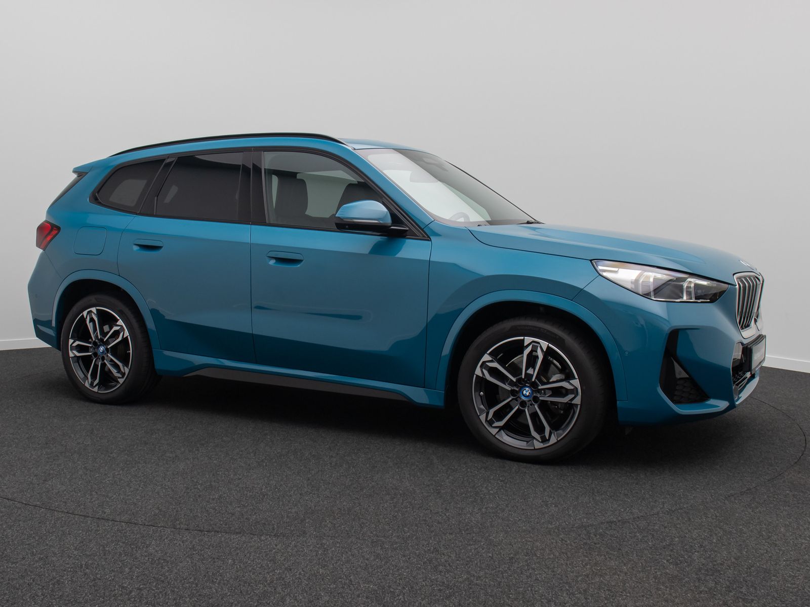 Fahrzeugabbildung BMW iX1 xD30 M Sport Panorama 360°HUD DAB H/K 19Zoll