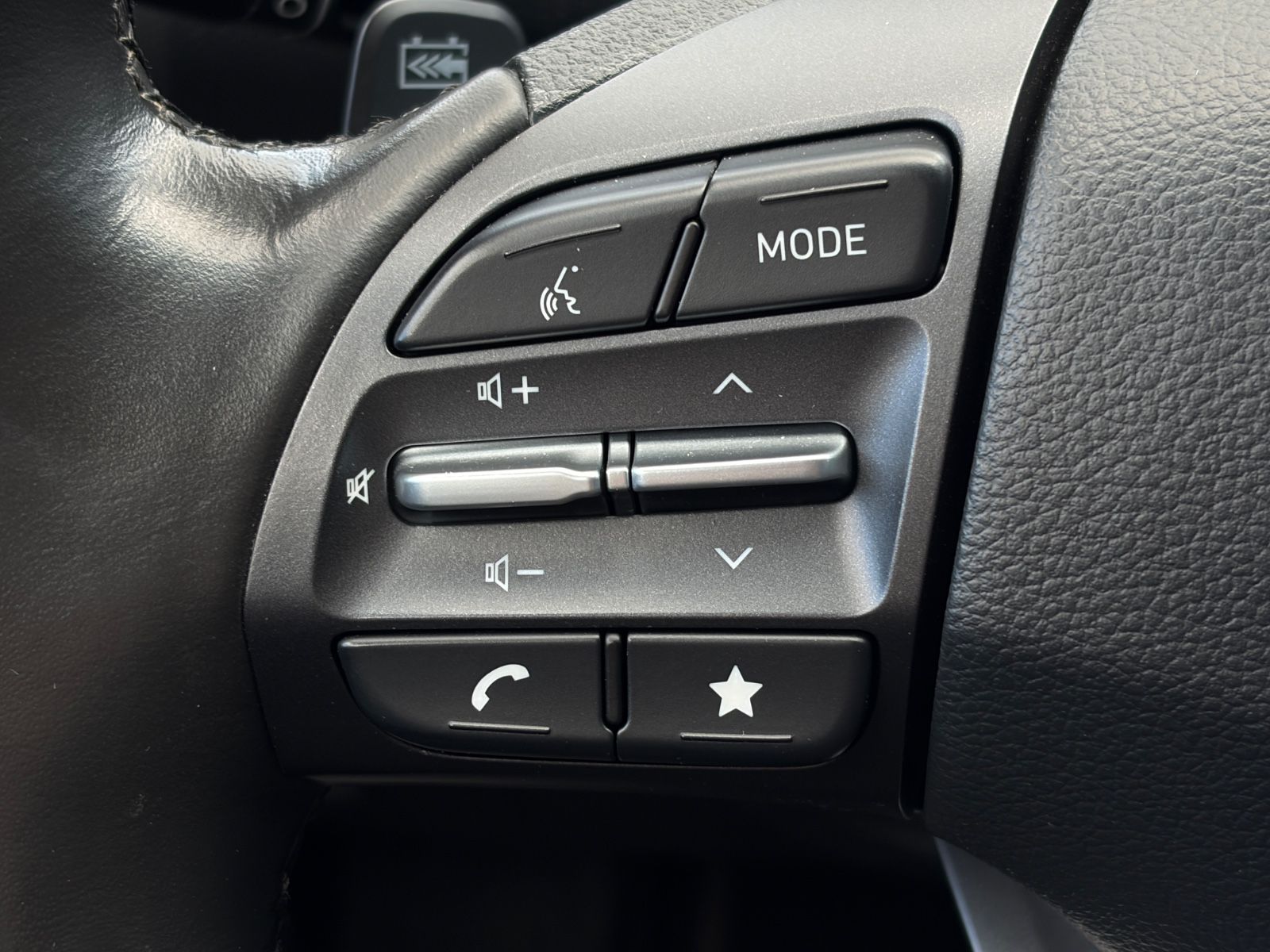 Fahrzeugabbildung Hyundai KONA E Select 2WD ACC LKAS SHZ LHZ CAM CarPlay