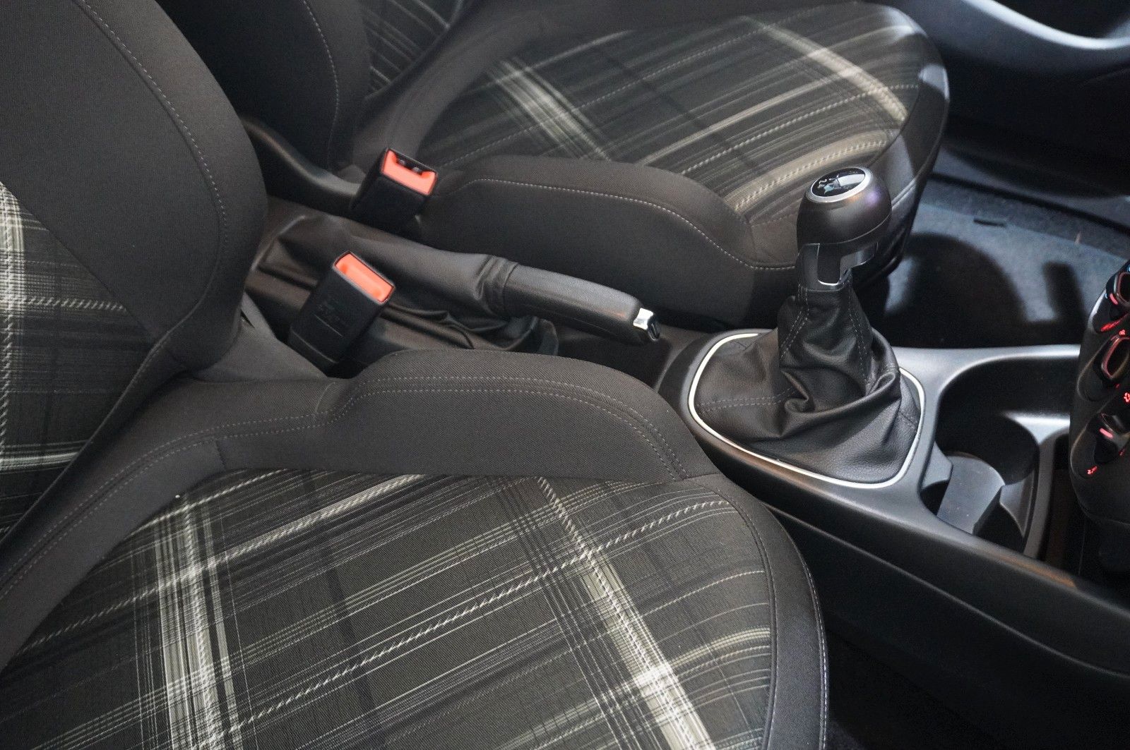 Fahrzeugabbildung Opel Corsa E 1.4 COLOR EDITION SPORT/SHZ/PDC/TEMP.