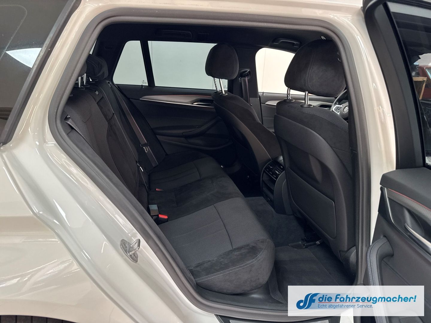 Fahrzeugabbildung BMW 520 d xDrive M Sport Touring Park-Assistent Spor