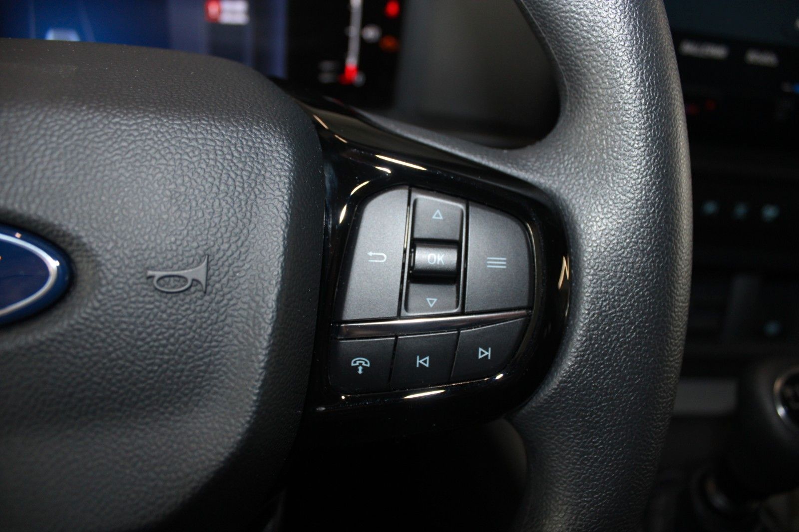 Fahrzeugabbildung Ford Transit Custom L1 Kasten LED AHK TechnologiePak2