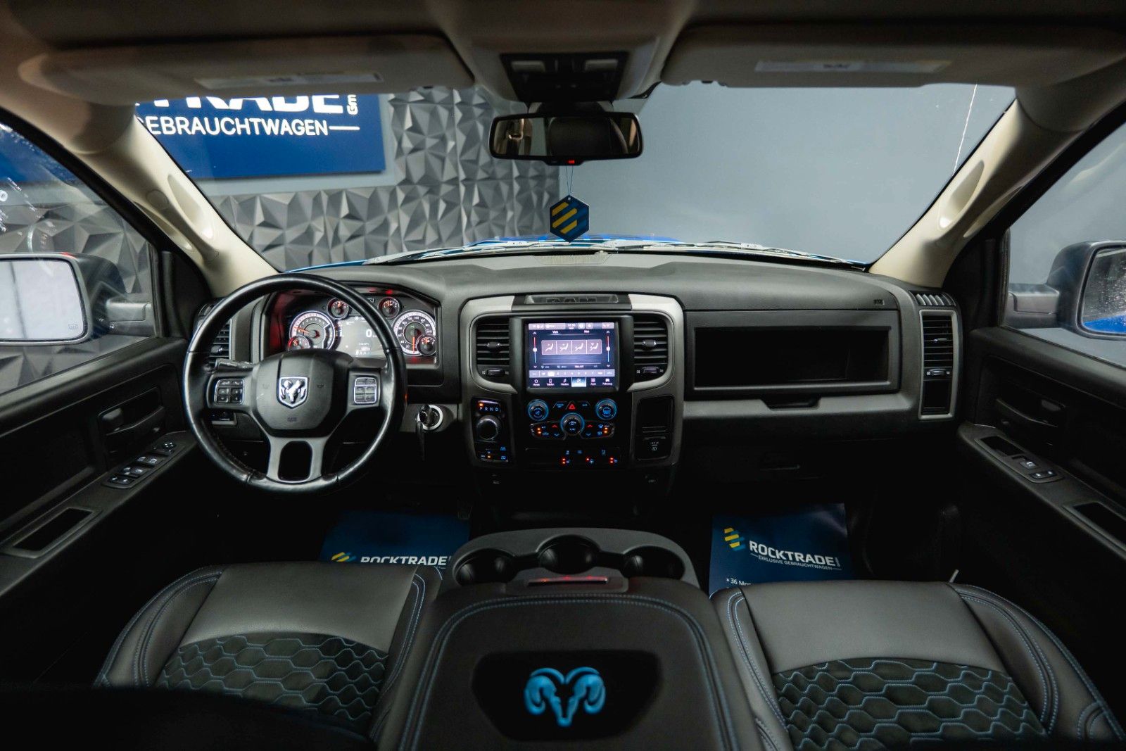 Fahrzeugabbildung Dodge RAM 5.7 V8 HEMI 4x4 OFFROAD Night-Paket *LED*