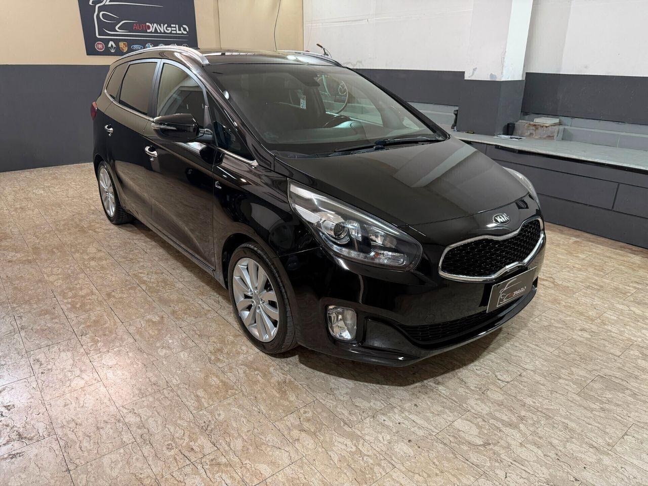 Kia Carens 2014 — rear view