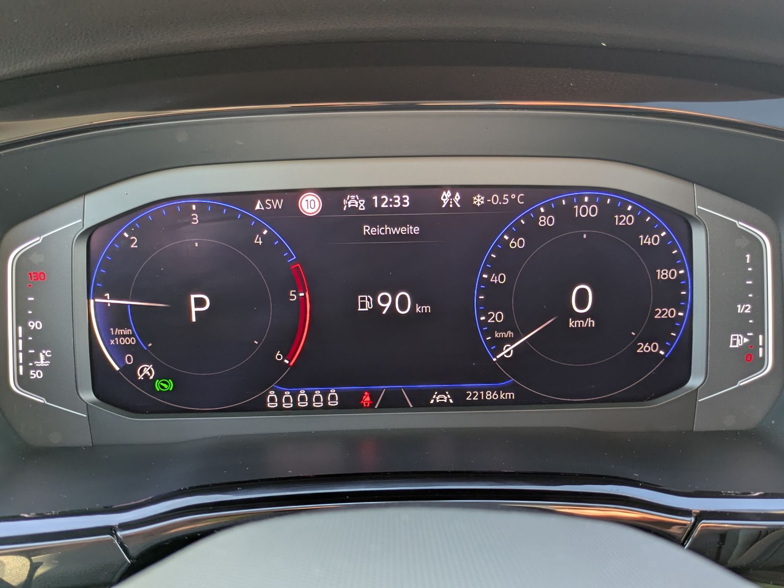 Fahrzeugabbildung Volkswagen Touran 2.0 DSG R-Line High BLACK Pano 7Si IQ AHK