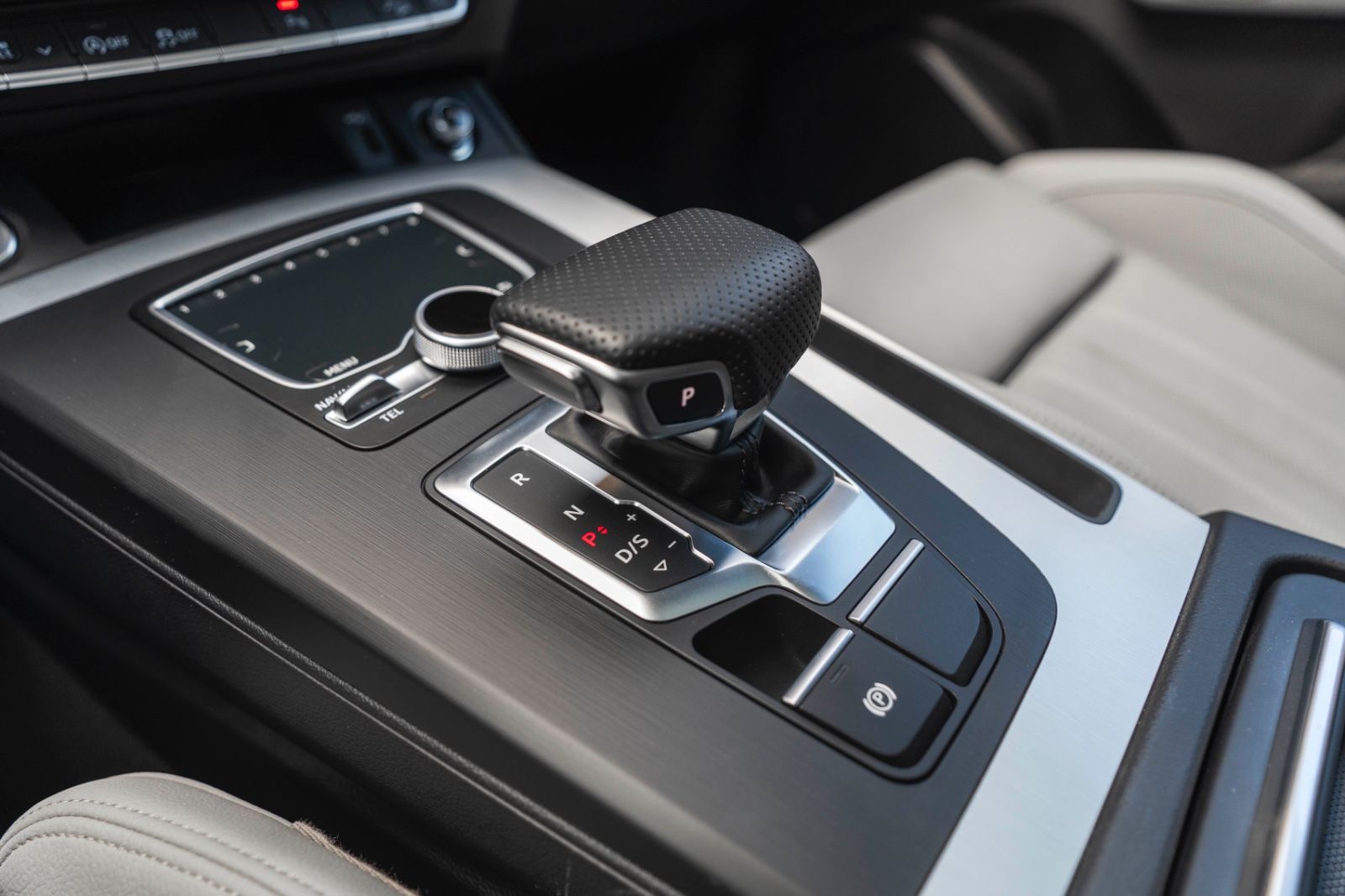 Fahrzeugabbildung Audi Q5 TFSI QUATTRO S-LINE PANO LED KAM NAV SZH SZB