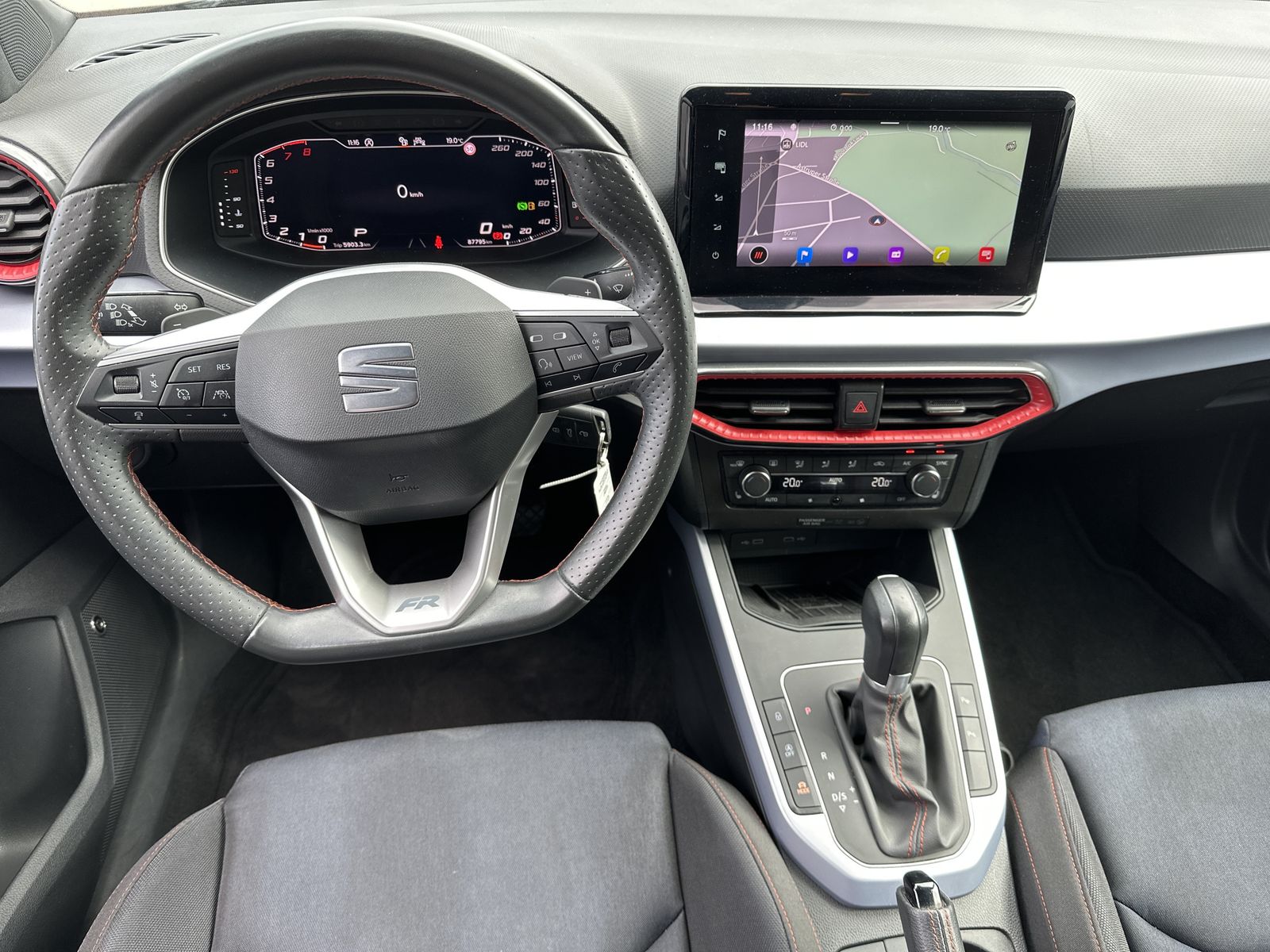 Fahrzeugabbildung SEAT Arona 1.5 TSI DSG FR NAV+LED+BEATS-AUDIO+VCOCK
