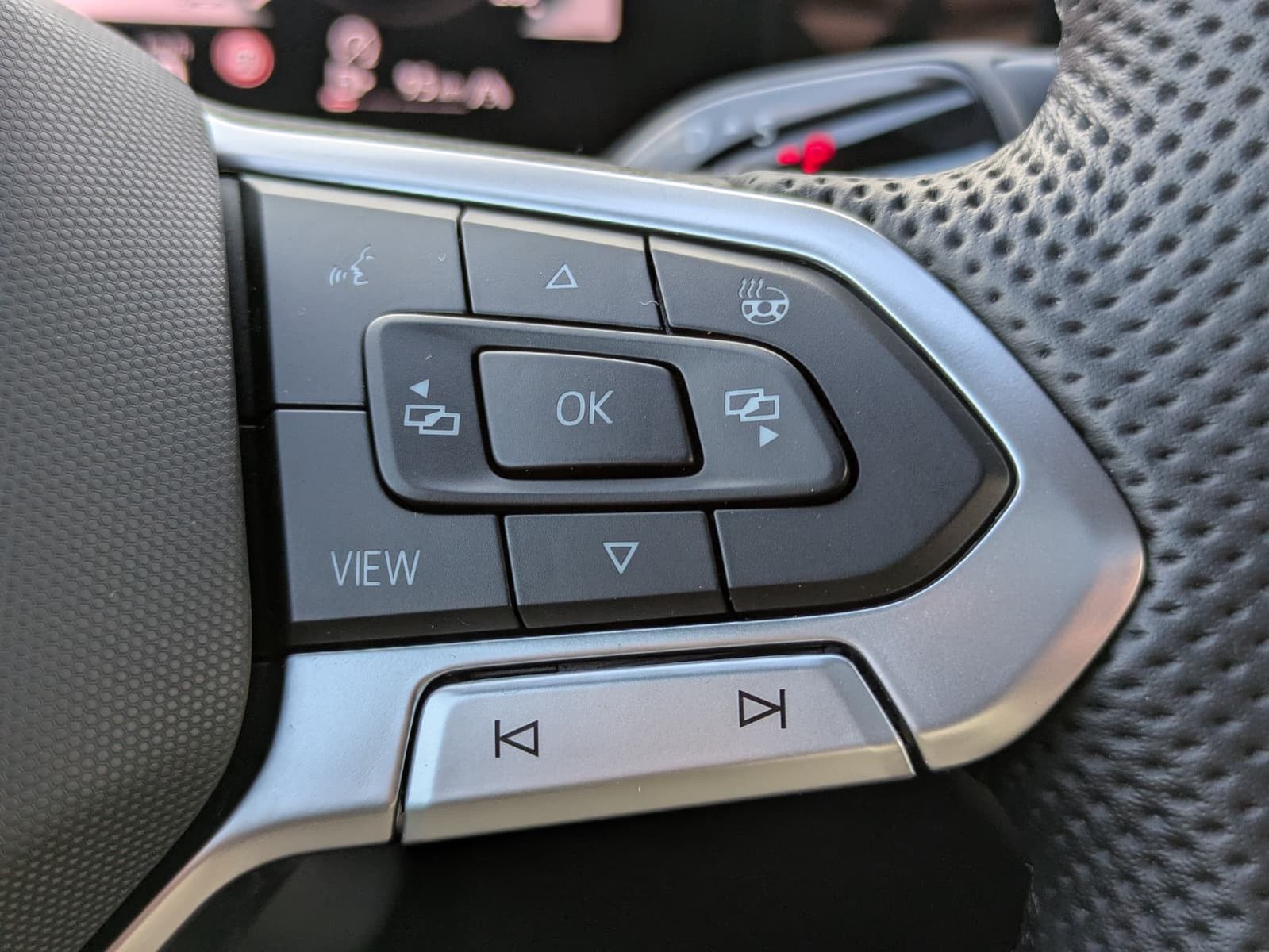 Fahrzeugabbildung Volkswagen Tiguan 2.0 TDI R-Line 4M Pano*Black*Matrix*AHK