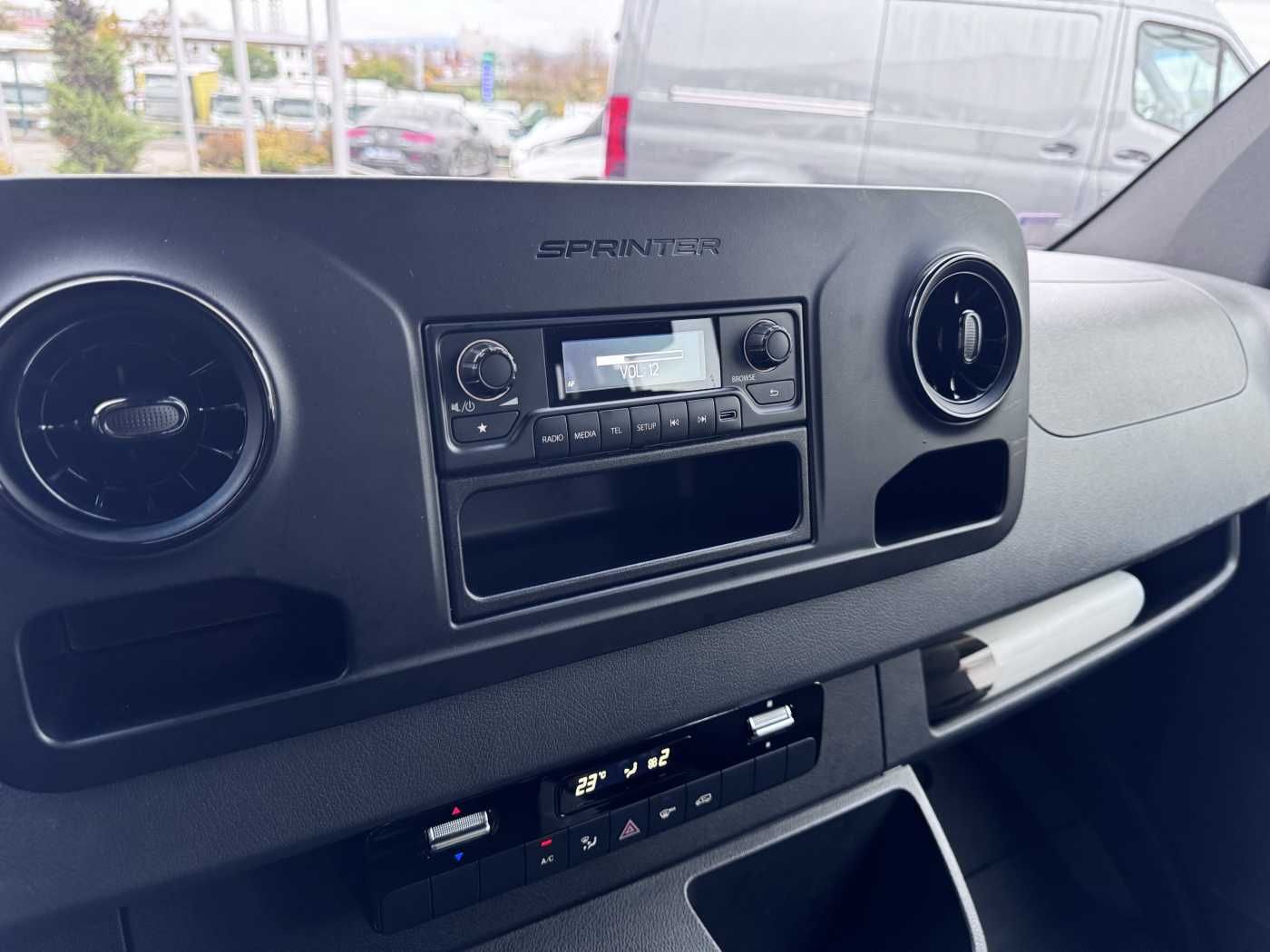 Fahrzeugabbildung Mercedes-Benz Sprinter 215 CDI DoKa 9G Klima AHK Tempomat SHZ
