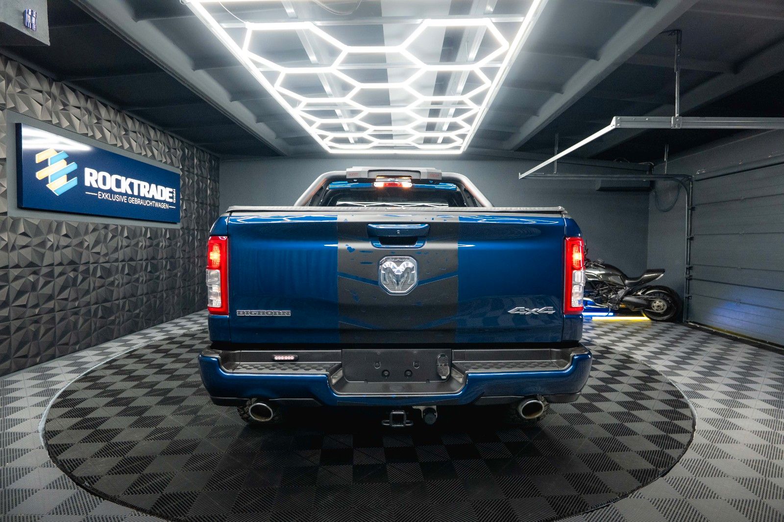 Fahrzeugabbildung Dodge RAM 5.7 V8 HEMI 4x4 OFFROAD NightEdition LONGBED