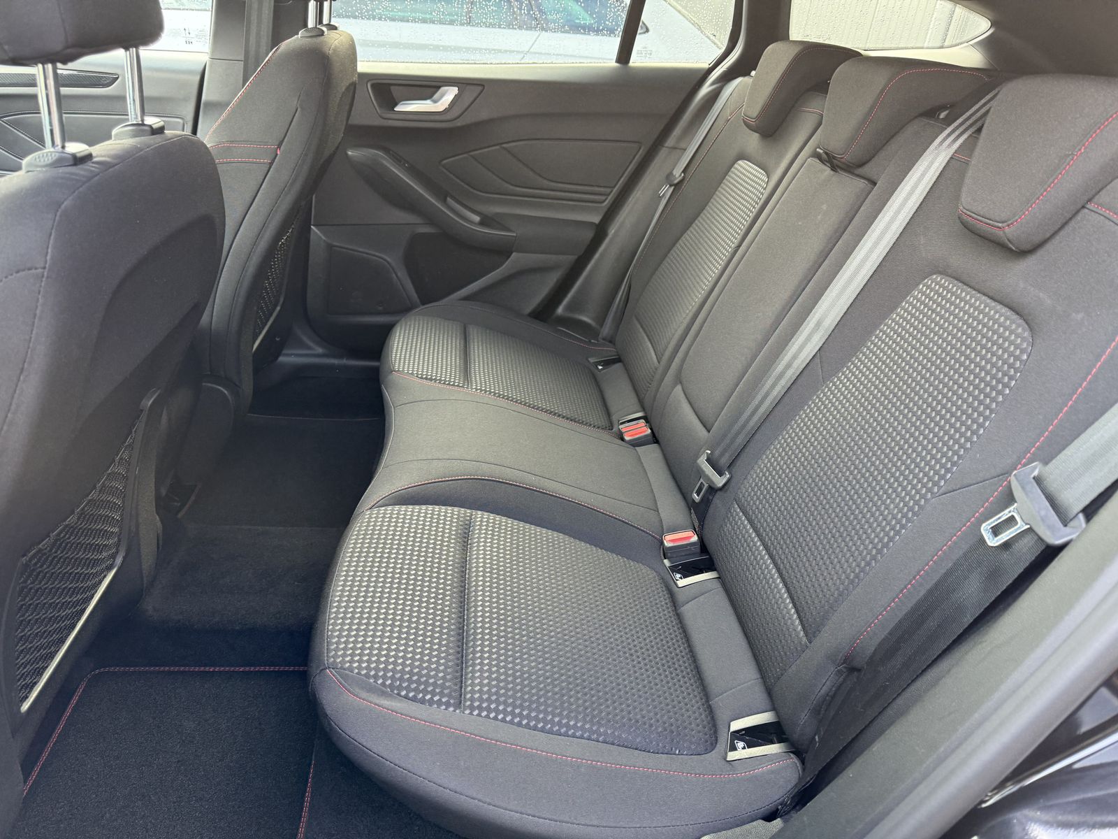 Fahrzeugabbildung Ford Focus Turnier 1.5 EB ST-Line X NAV+LED+VC+AHK+AC
