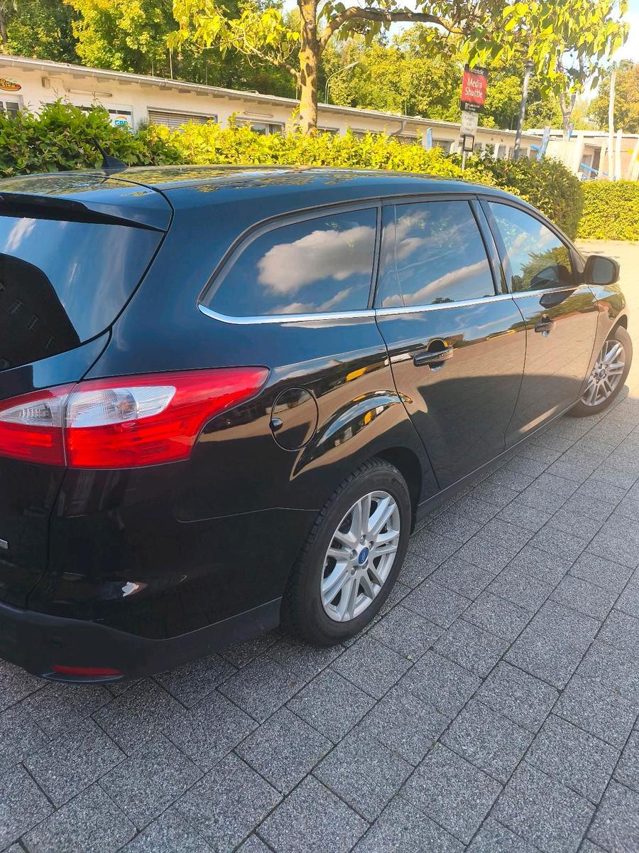 Ford Focus 2013 — rear view