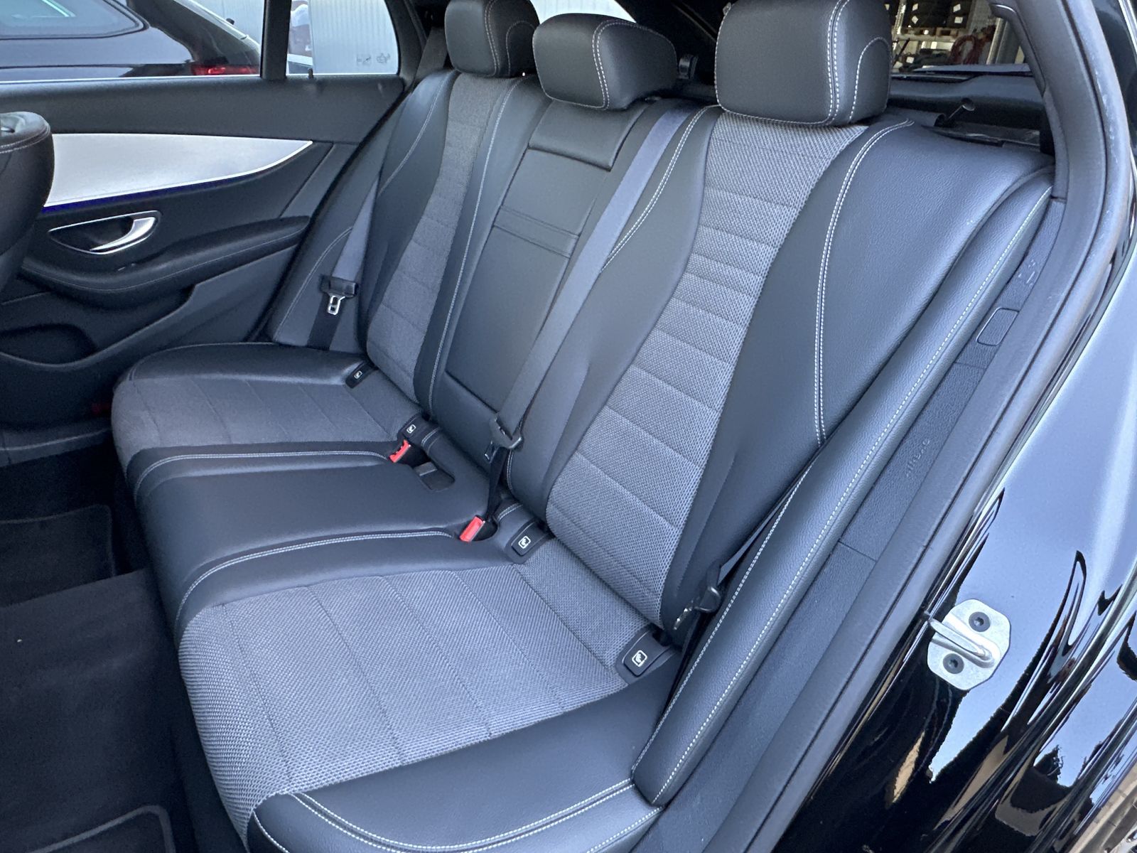 Fahrzeugabbildung Mercedes-Benz E 300de T 4M Avantgarde NAV+LED+AHK+WIDE+CARPLAY
