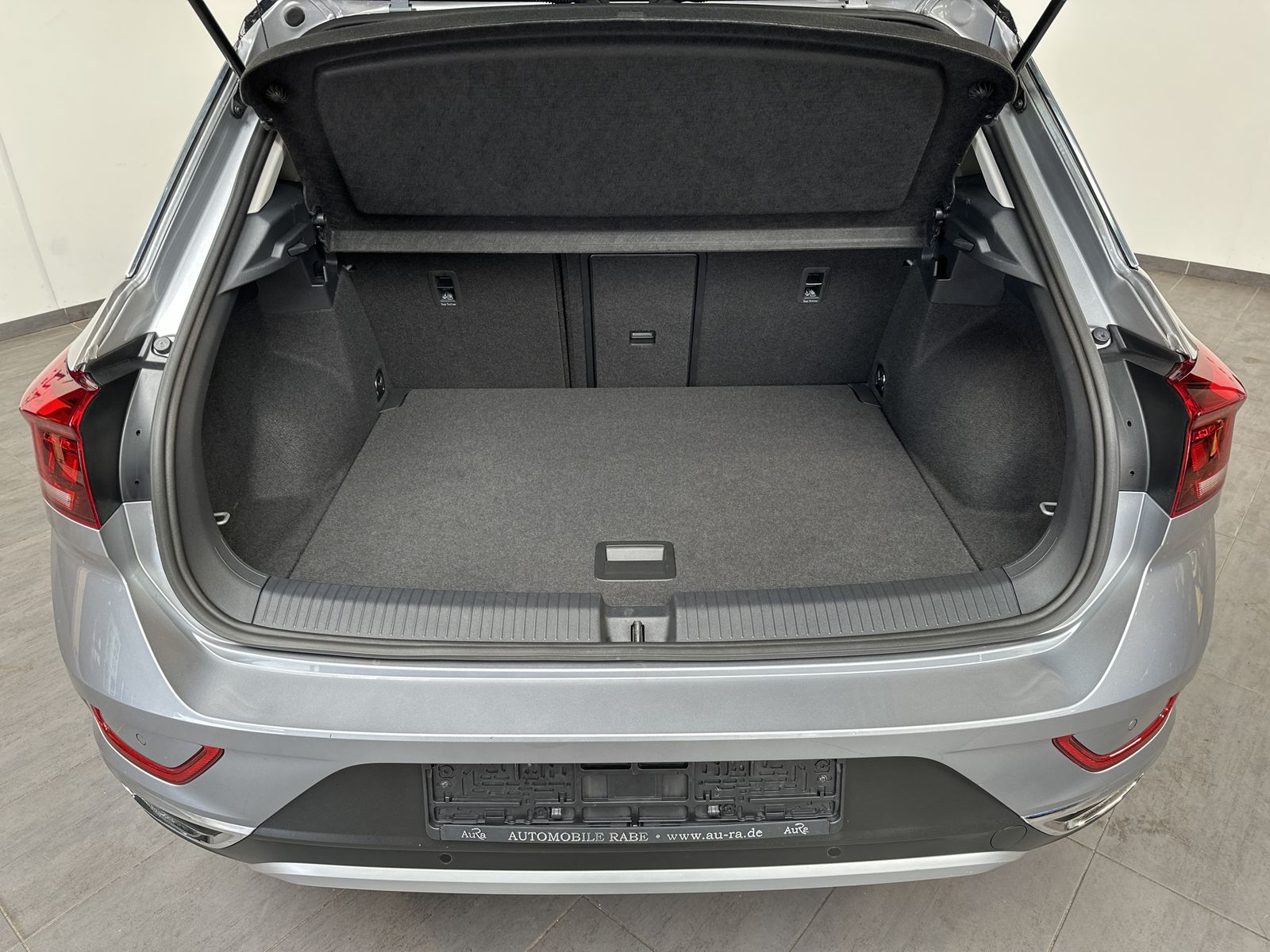 Fahrzeugabbildung Volkswagen T-Roc Sport 1.5 TSI DSG NAV+LED+PANO+18ZO+BEATS