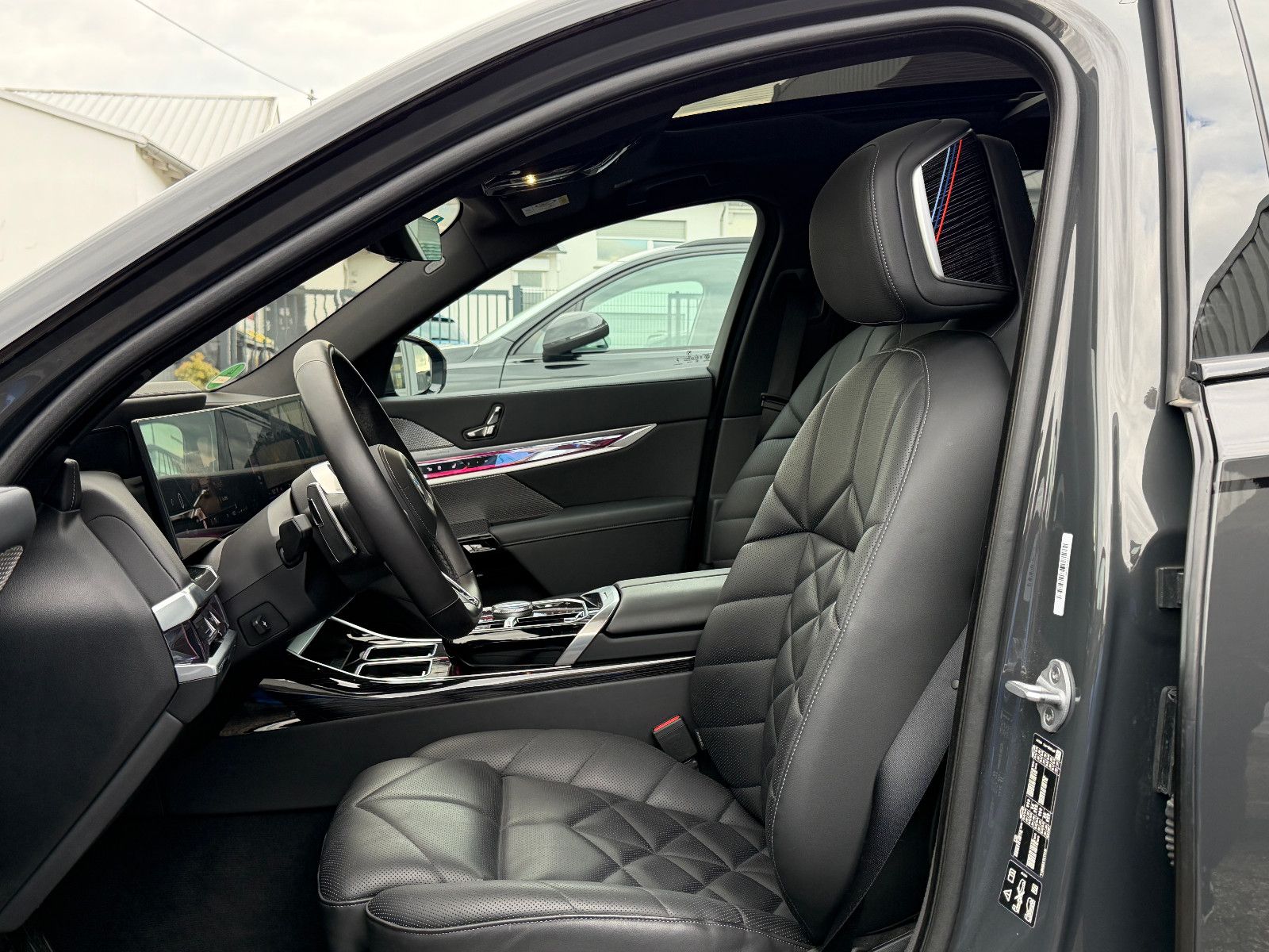 Fahrzeugabbildung BMW 740 d xDrive M Sport/CINEMA-TV/SKY LOUNGE/ICONIC