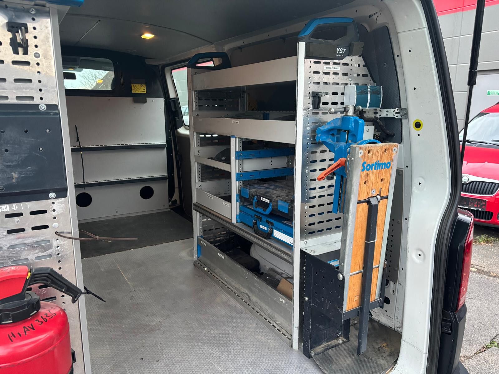 Fahrzeugabbildung Volkswagen T6 Transporter 2.0 TDI Kasten lang-STDHZ-AHK-NAV