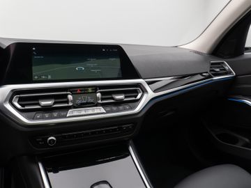 Fahrzeugabbildung BMW 330e xDr Tour Sport Line ACC HUD Pano HiFi Laser