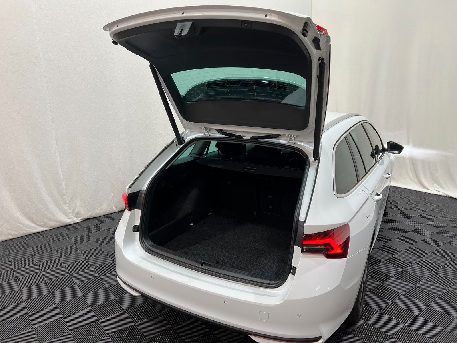 Fahrzeugabbildung SKODA Octavia 2.0 TDI 110kW DSG Selection Combi