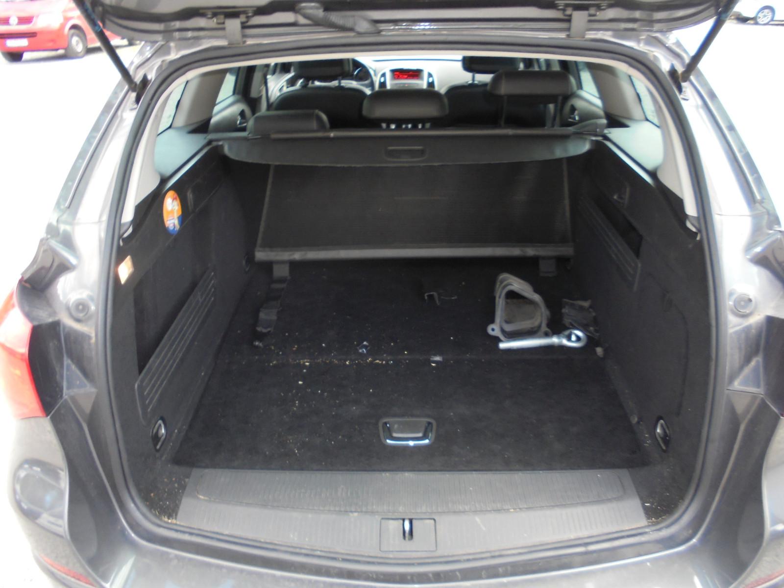 Opel Astra 2012 — photo 11
