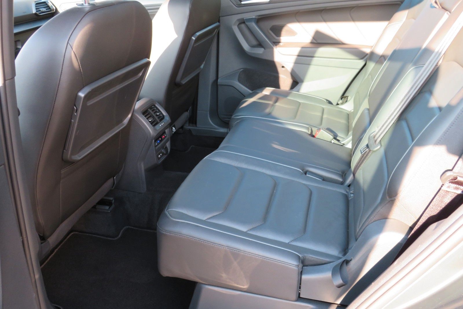 Fahrzeugabbildung SEAT Tarraco Xcellence PANO 7S ACC NAVI LEDER  LED