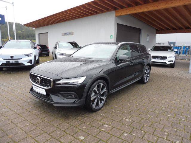 Volvo V60  B4 Cross Country Plus AWD