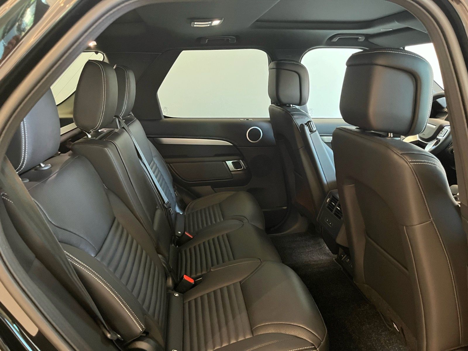 Fahrzeugabbildung Land Rover Discovery 5 D250 Dynamic SE  Panorama & AHK