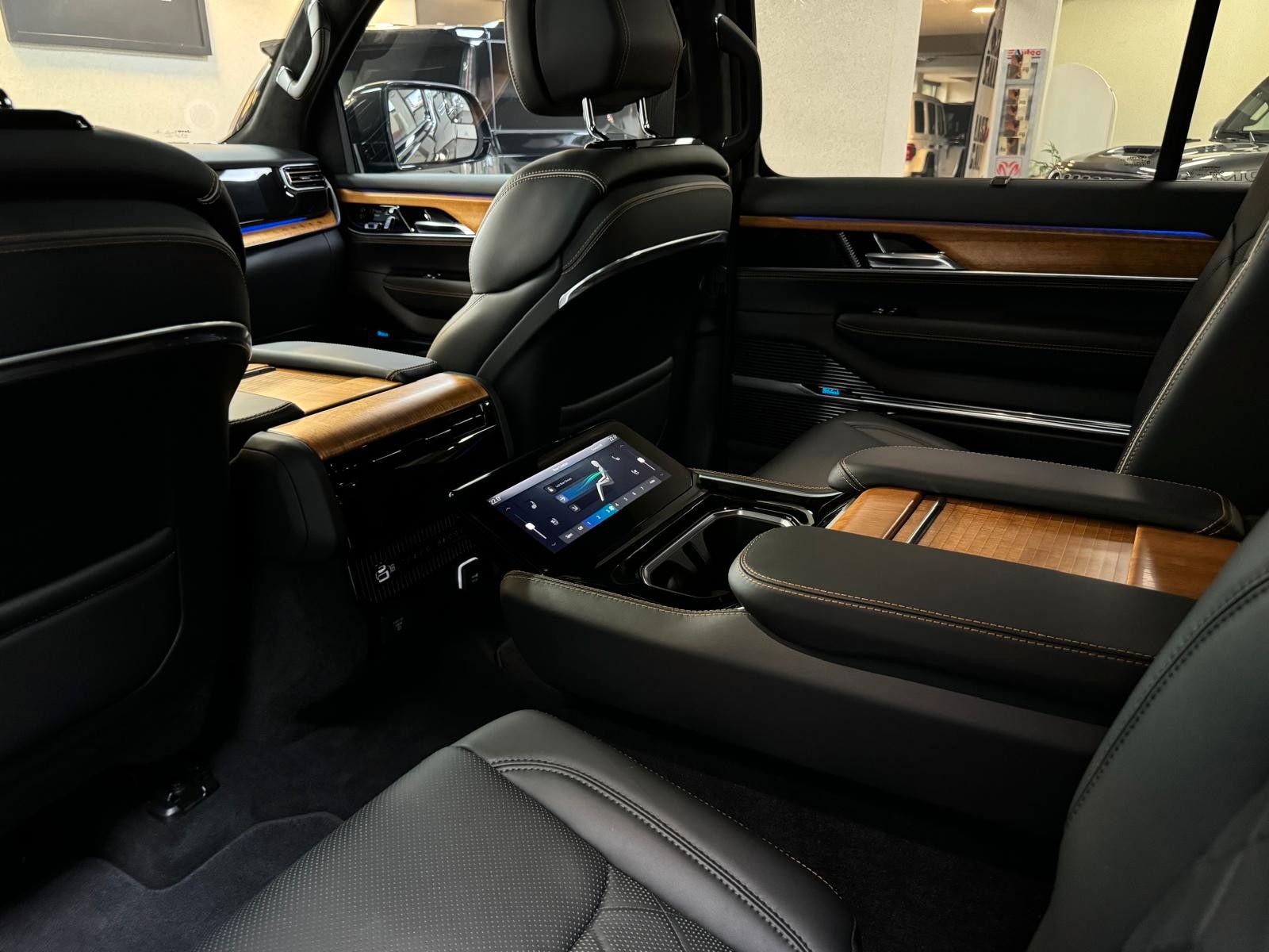 Fahrzeugabbildung Jeep GRAND WAGONEER SER. III BLACK LINE-24"6.4L V-8 .