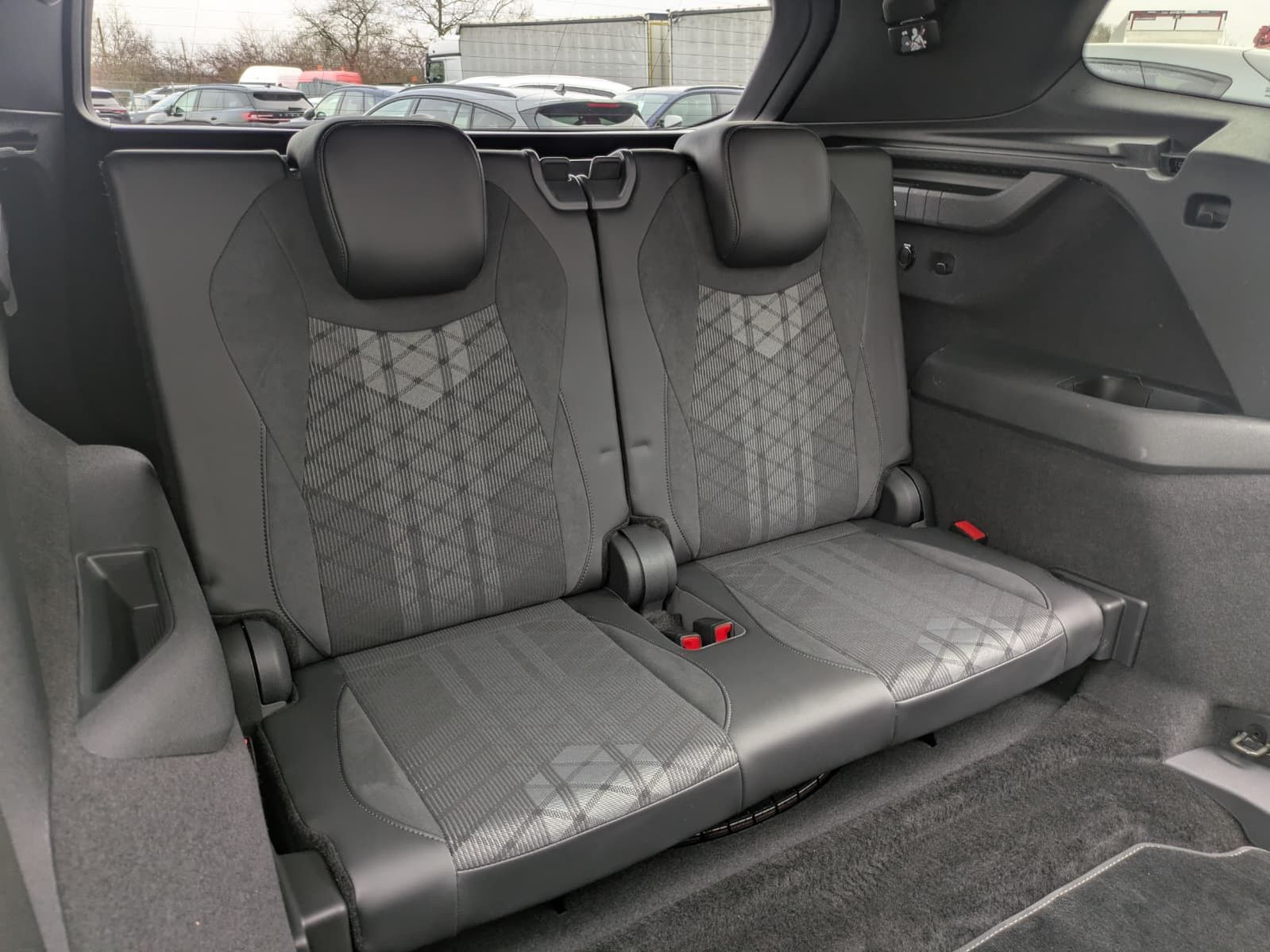 Fahrzeugabbildung Volkswagen Tayron 2.0 TDI 4M R-Line 7Si*MATRIX*AHK*PANO*HUD