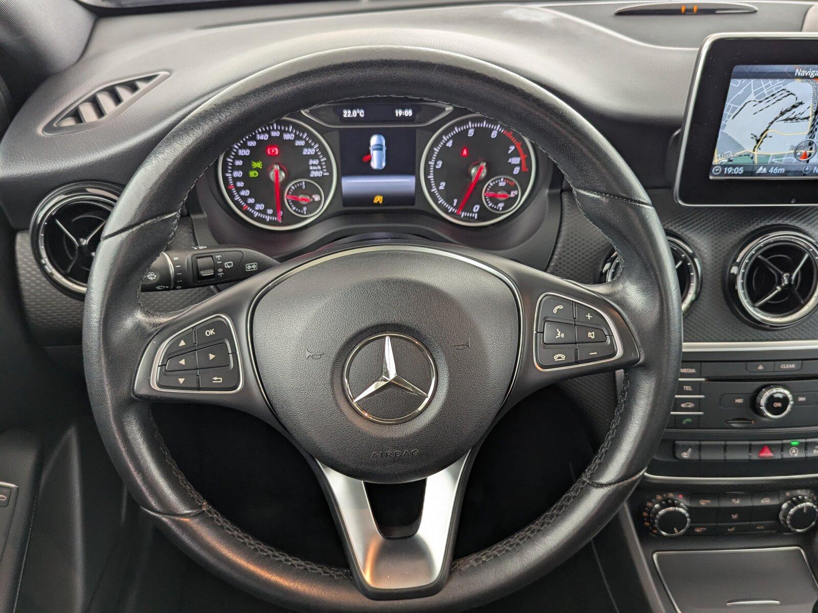 Mercedes-Benz A 180 NAVI+PDC+SHZ+TEMP+Navi/Pano.-Dach/Klima/BC