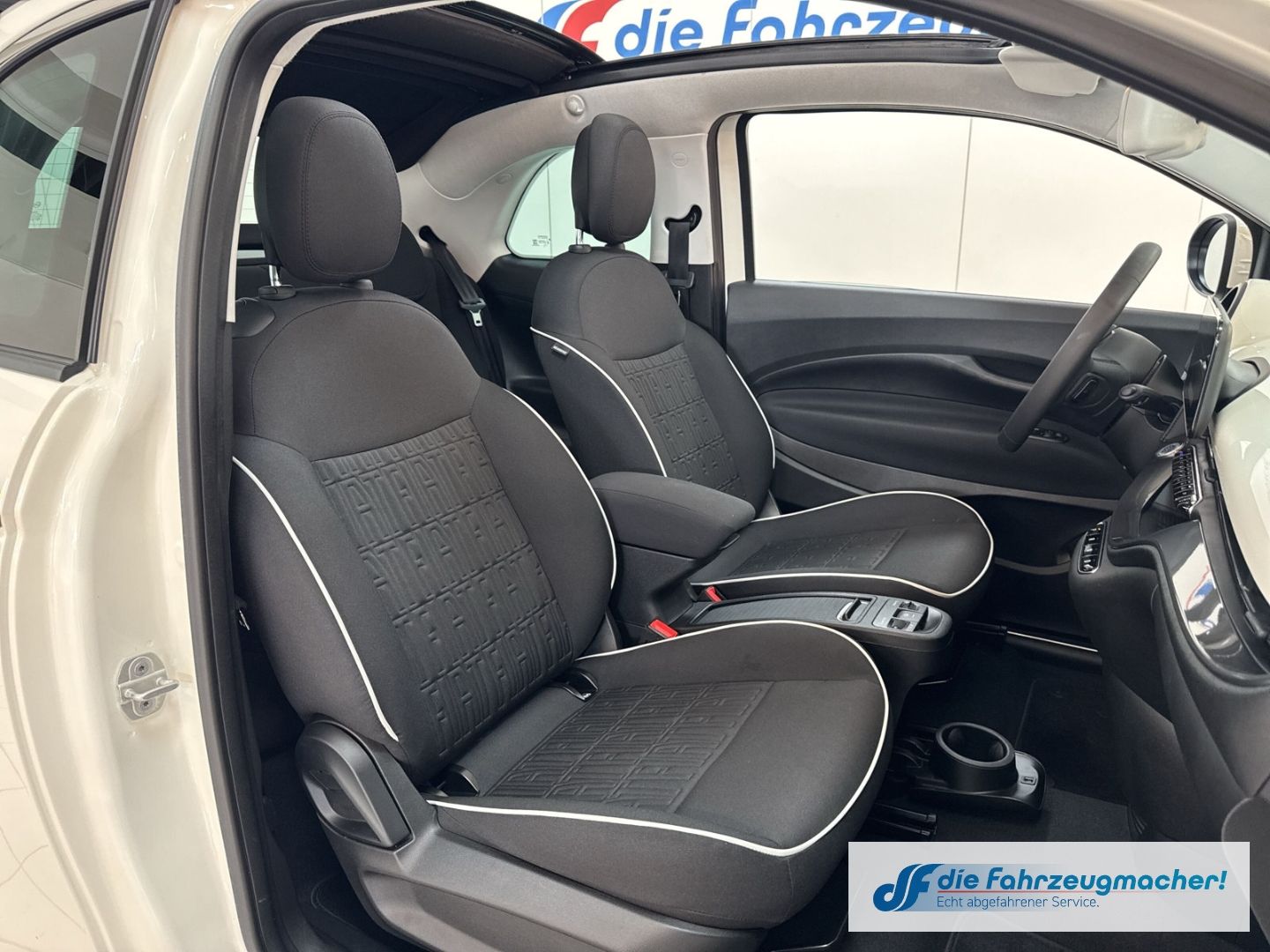 Fahrzeugabbildung Fiat 500 e Apple CarPlay Android Auto Klimaautom Fah