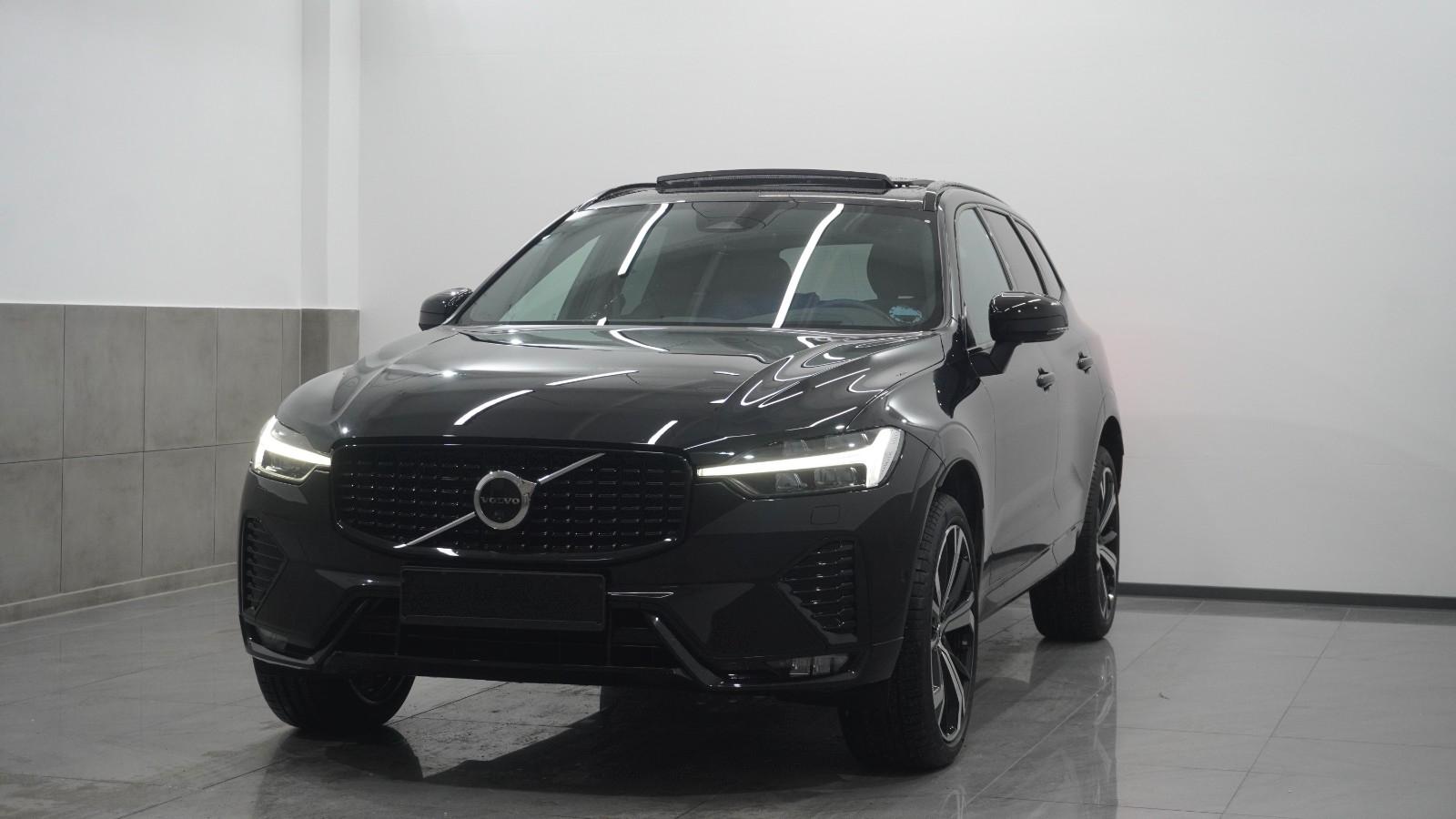 Volvo XC60 B5 Plus Dark Pano/360/FourC/AHK/HuD/TWA/H&K