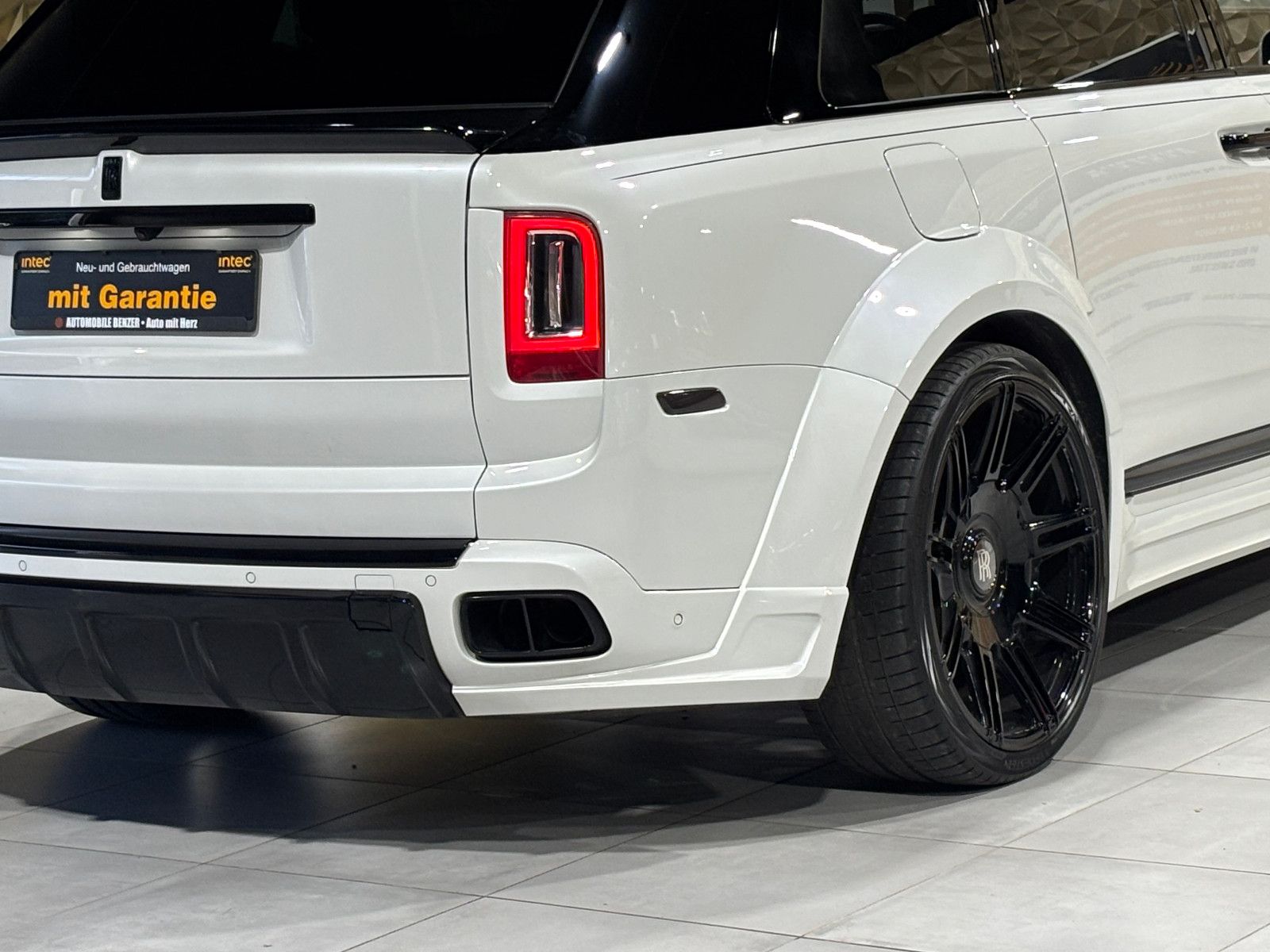 Fahrzeugabbildung Rolls-Royce Cullinan/NOVITEC/WIDEBODY/24''/FOND-TV/STERNEHIM