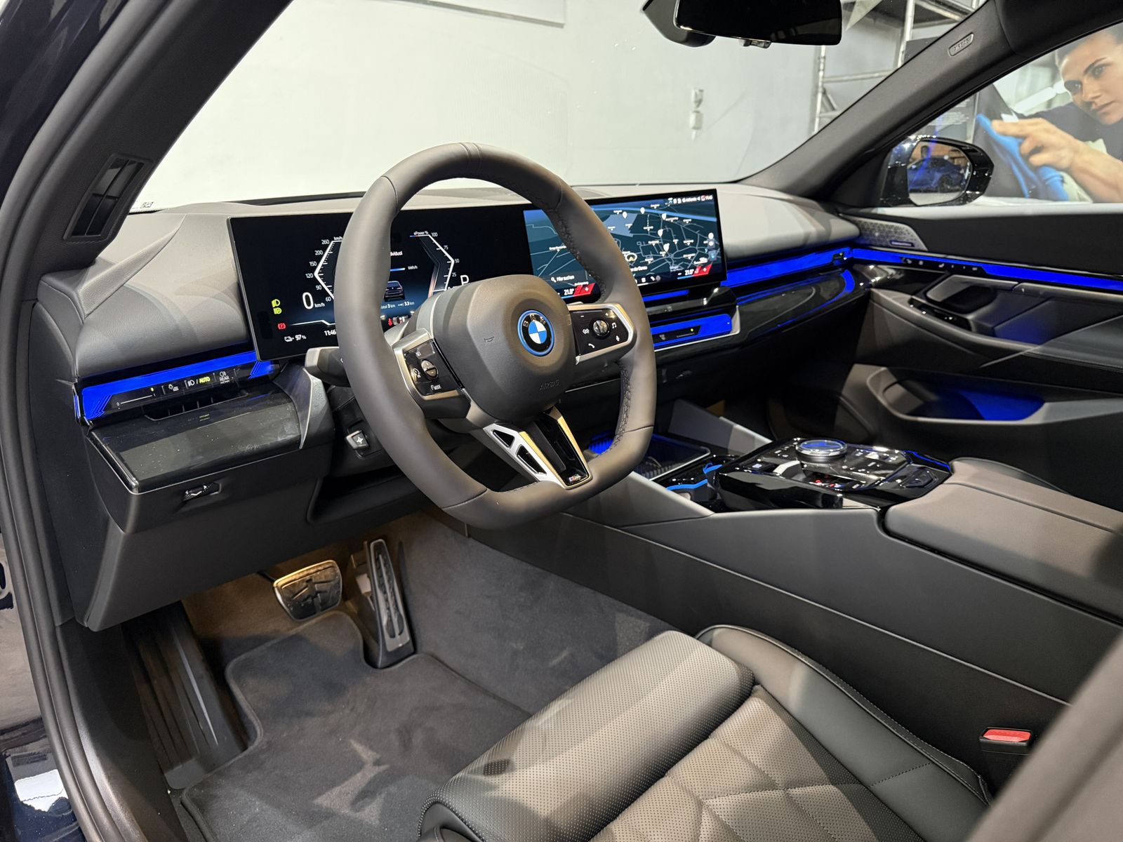 Fahrzeugabbildung BMW i5 xDrive40 B&W Hifi, Sitzbelüftung, 20" LMR