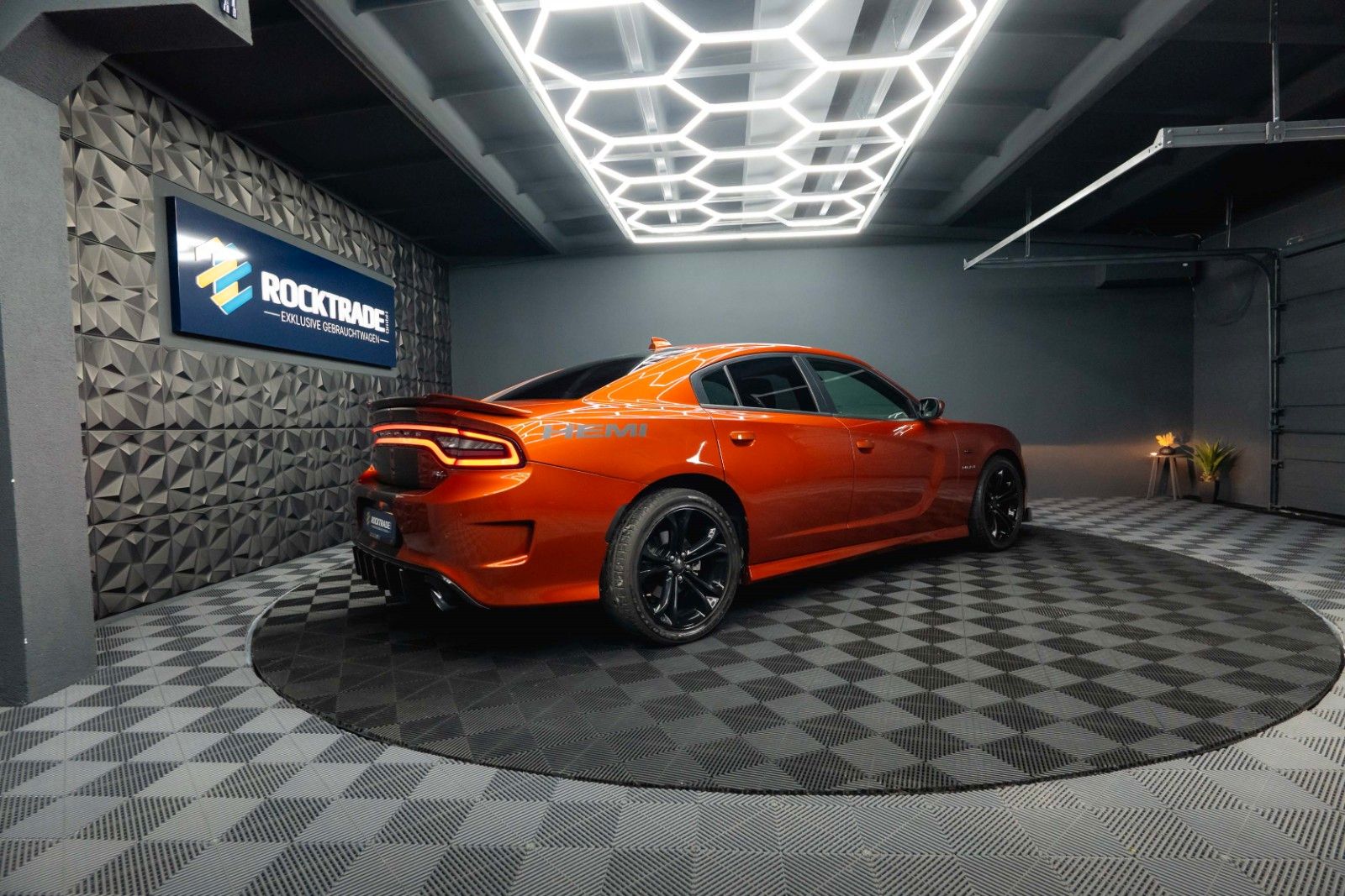 Fahrzeugabbildung Dodge Charger 5.7 V8 HEMI R/T Night-Paket Performance