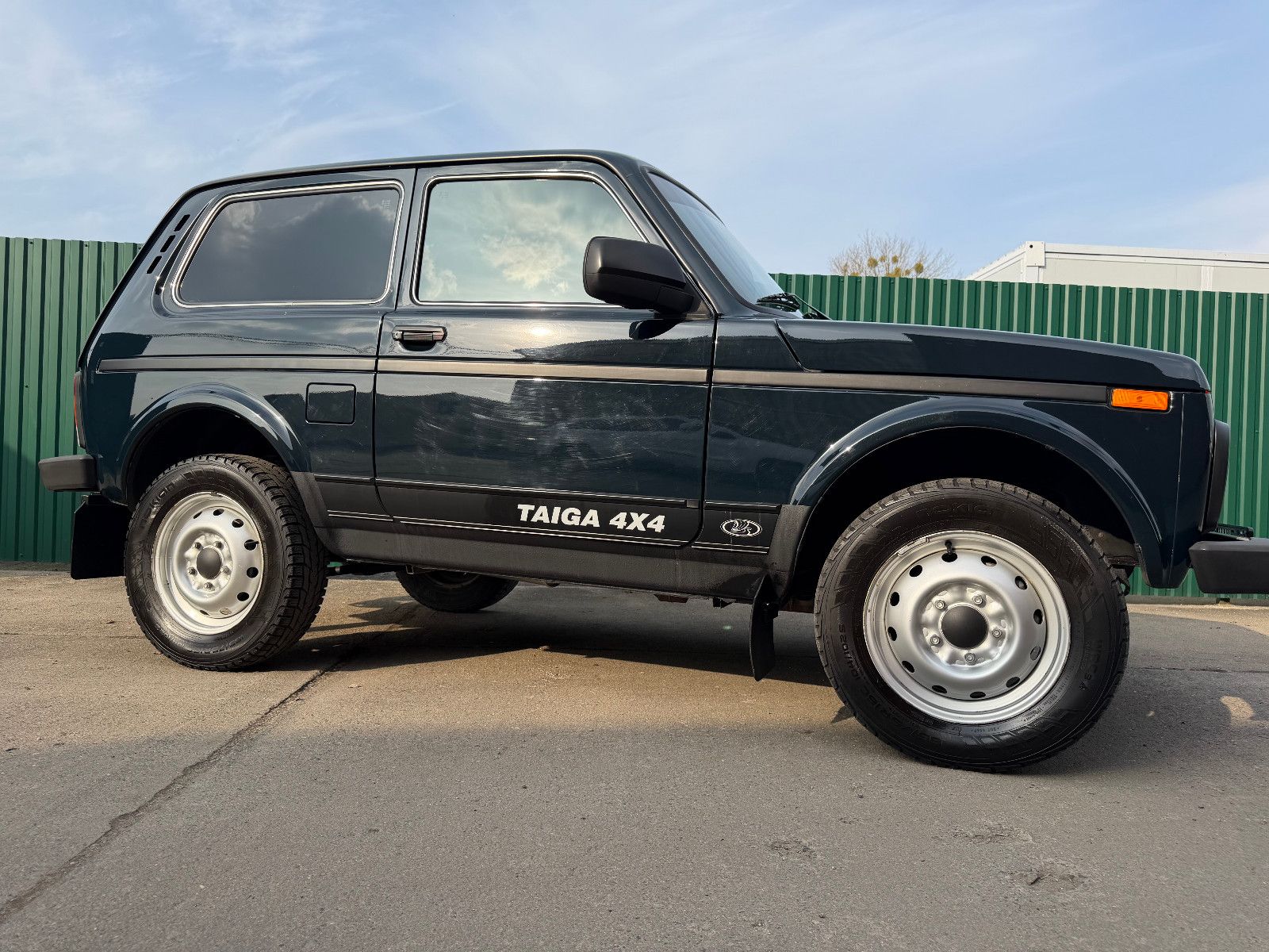 Fahrzeugabbildung Lada TAIGA-NIVA / AHK / ZV /  RADIO / SOFORT